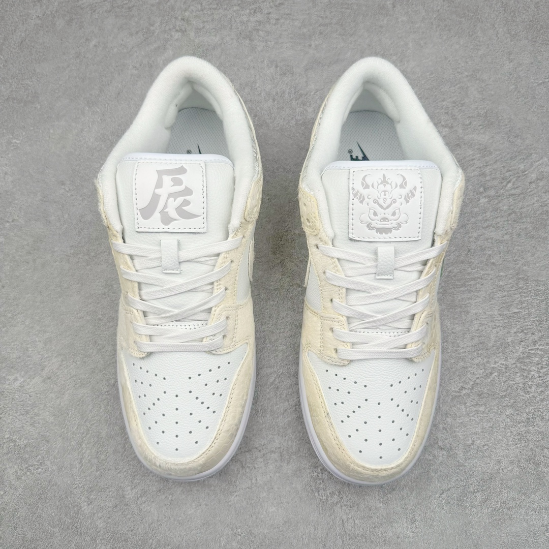 图片[2]-＃B版纯原福利 NK Dunk Low 蒸汽木偶 CNY龙年限定 北海龙王 敖顺 米白 DV0831-101 工艺手法钢印水钩刺绣缝纫 除鞋底外全鞋改造材质仿马毛 皮革 丝绸 口碑大厂出品 品控大底版型不断改良更新品质稳定 全套原纸板楦头开发 确保原汁原味 完美呈现DUNK版型 原厂玻璃冲刀 超高清洁度 全鞋零毛边皮料切割 通过独特多巴胺配色渐变设计、解构麻绳鞋带等细节 让嘻哈元素和潮流元素相结合 尽显帅气本质 设计上尽显特色 百搭耐看 表现出特有的潮流感 整鞋风格鲜明 极具美学 穿出门更是回头率满满 尺码：35.5 36 36.5 37.5 38 38.5 39 40 40.5 41 42 42.5 43 44 44.5 45 46 47.5-选品中心