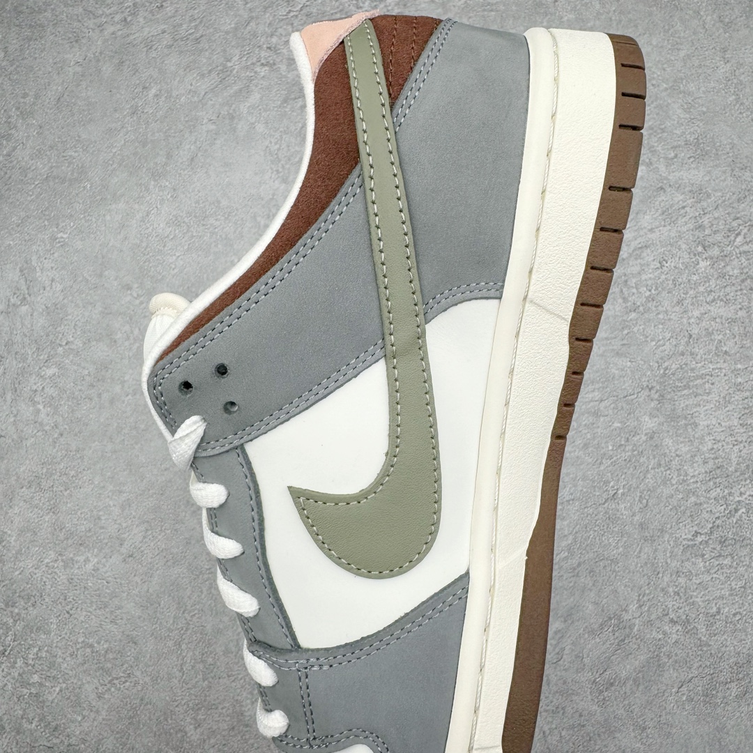 图片[7]-零售💰350 ＃N版纯原 Yuto Horigome x NK SB Dunk Low \”Soft Mid-Grey\” 联名冠军羽翼灰棕 FQ1180-001 东南亚外贸特供订单 原厂Sadesa D7 皮料 细纹排气孔完全一致 全套原楦原模倾力打造完美版型 独家原厂航空铝磨具打磨大底 鞋头坡度极致还原 无解鞋型 原盒原配 圈内天花板工艺 原厂冲刀 超高清洁度 全鞋零毛边皮料切割 采用原厂百宏鞋带以及原厂百宏织唛舌标 内标可供原厂几率过验 原厂中底布点胶 原厂中底布拉帮走线遵循公司 SIZE：35.5 36 36.5 37.5 38 38.5 39 40 40.5 41 42 42.5 43 44 44.5 45 46 47.5 编码：by3936050-运动鞋