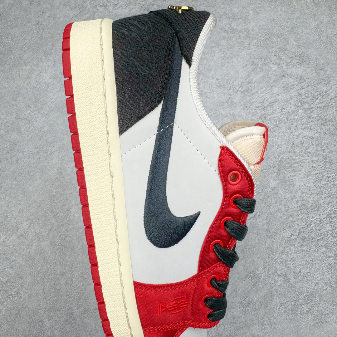 图片[6]-零售💰240 ＃K版 Trophy Room x Air Jordan AJ1 Low 低帮 乔丹之子联名白黑红 FN0432-100 全新流水线出品 DT版本唯一平替选择 市场第二梯队最强版 全部原鞋开发 原楦原纸板开发 全鞋电脑针车 原厂内置全掌气垫 原盒内在原标 唯一Zp原版鞋带绑法 免检产品 全新2022版型 全头层皮料 完美零毛边处理 原厂配置全掌气垫 价格定位良心 几十个配色陆续出货 SIZE：36 36.5 37.5 38 38.5 39 40 40.5 41 42 42.5 43 44 44.5 45 46 47.5 编码：yby2936040-运动鞋