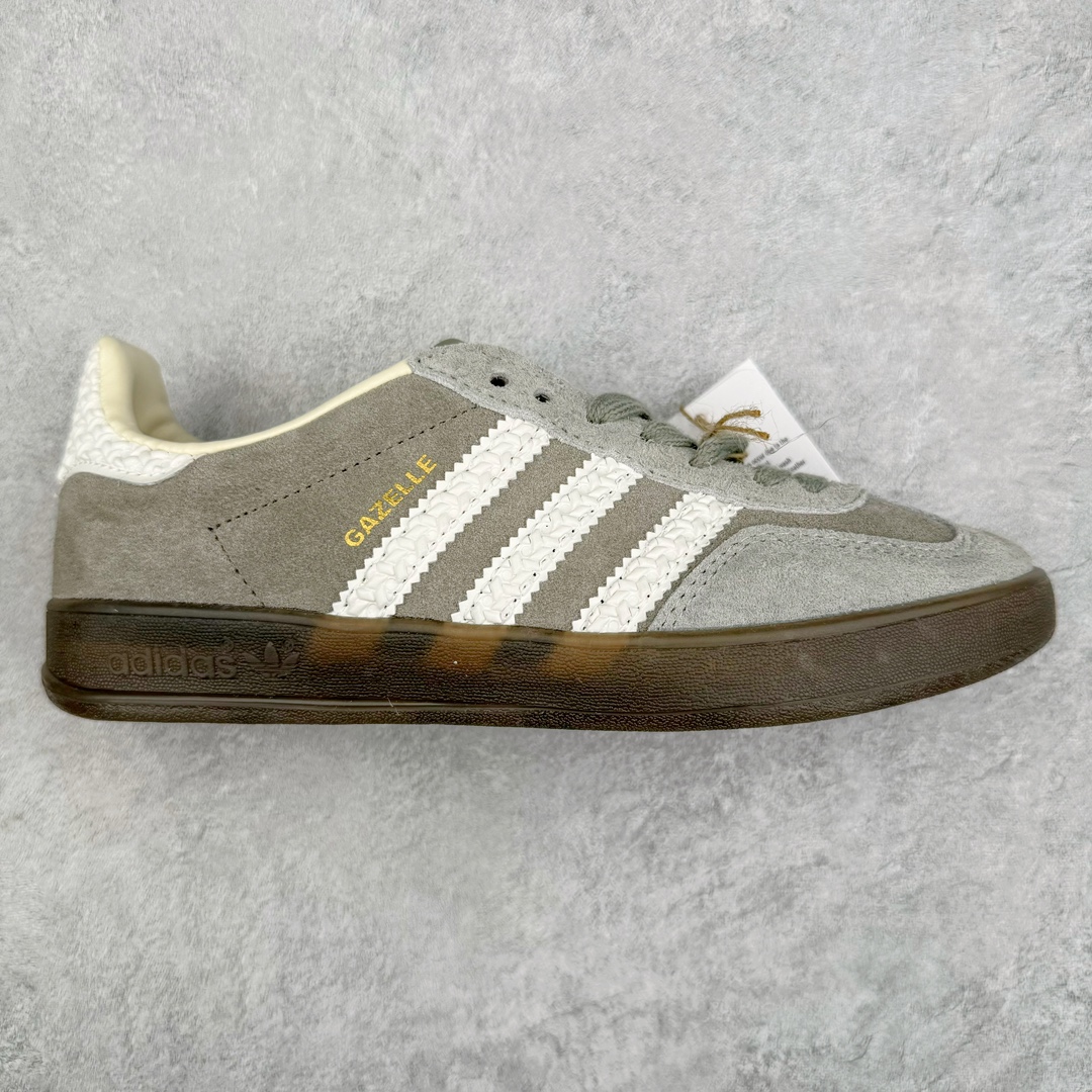 零售💰240 AD Gazelle Indoor Trainers 羚羊内训系列低帮复古百搭休闲运动德训风板鞋 IF1807 90年代经典的复刻版！自60年代以足球训练鞋面世以来,Gazelle就以其经典设计席卷全球。1991年版本的复刻,再造经典Gazelle。采用皮革打造,搭配浊色细节,让这款经典更加简约。尺码：36 36⅔ 37⅓ 38 38⅔ 39⅓ 40 40⅔ 41⅓ 42 42⅔ 43⅓ 44 45 编码：Fby2936040-运动鞋