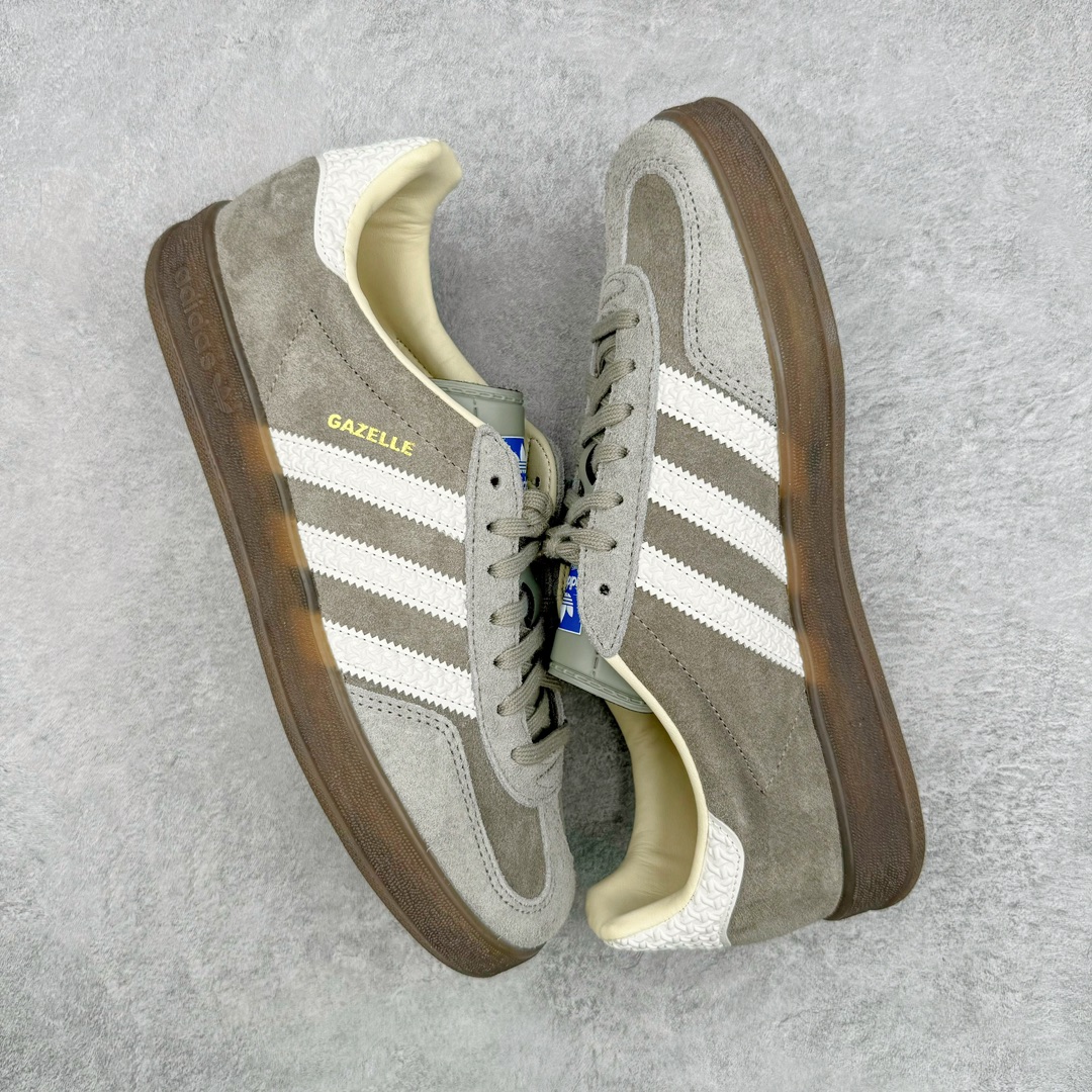 图片[3]-零售💰240 ＃MF AD Original Gazelle Indoor Trainers 瞪羚室内鞋系列低帮复古百搭休闲运动德训风板鞋 灰熊 IF1807 高端零售特供批次 原厂定制长毛翻毛皮组合环保纤维革鞋面材质 内置环保海玻璃鞋垫 外置RB橡胶大底 产品品控稳定性领先行业 原厂全套原楦原纸板冲刀磨具开发 原厂皮料加持 原厂港宝加持定型后跟R度完美 将复古进行到底 简约流畅 三十年不变经典 这款Gazelle运动鞋 无论面料、配色、质感或设计 都只在重现其1991年原款的经典 皮革鞋面 撞色三条纹和鞋跟标的设计 力求呈现90年代的经典复古风潮 Samba火热的同时 也带动了其它的复古鞋型 Gazelle便是其中一只 Gazelle Indoor拥有包边更宽的T字型鞋头 更好的保护运动员的前掌 浓浓的复古氛围感 非常适合现在流行的Cleanfit风格 尺码：35.5 36 36⅔ 37⅓ 38 38⅔ 39⅓ 40 40⅔ 41⅓ 42 42⅔ 43⅓ 44 44⅔ 45 编码：by2936040-运动鞋