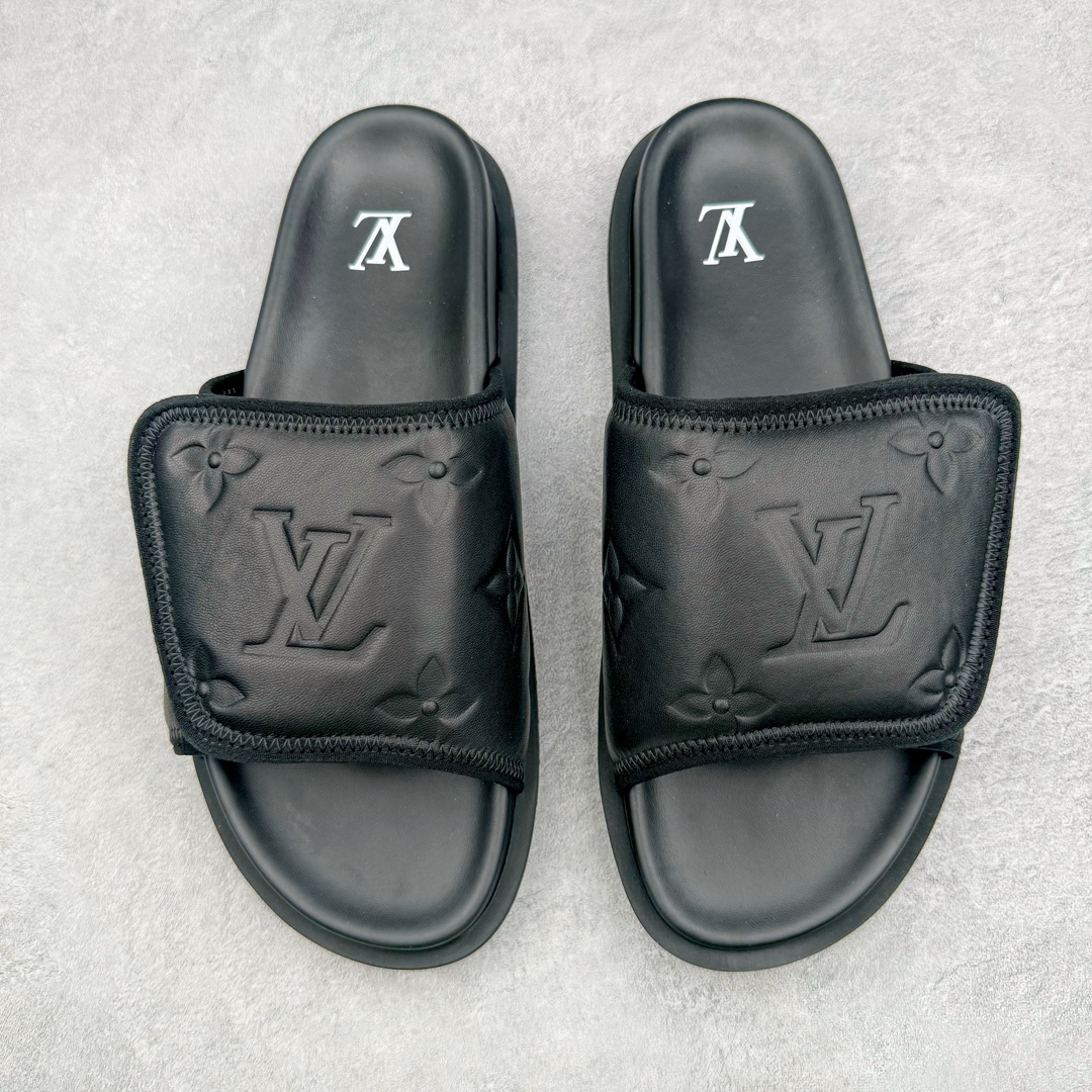 图片[4]-零售💰280 LV路易威登Louis Vuitton Miami Mule Sandals 迈阿密系列运动风魔术贴可调节舒适防滑休闲凉拖鞋 本款 Miami 凉拖取材 Maxi Damier 粒面牛皮革，临摹路易威登经典 Damier 帆布的质感。宽幅鞋带可通过魔术贴调节，散发闲适格调。搭配加衬韧性鞋垫和微型外底，确保轻盈灵活的舒适穿着体验。nMaxi Damier 粒面牛皮革 魔术贴 韧性鞋垫 微型外底 尺码：39-46 编码：Wby2936080-运动鞋