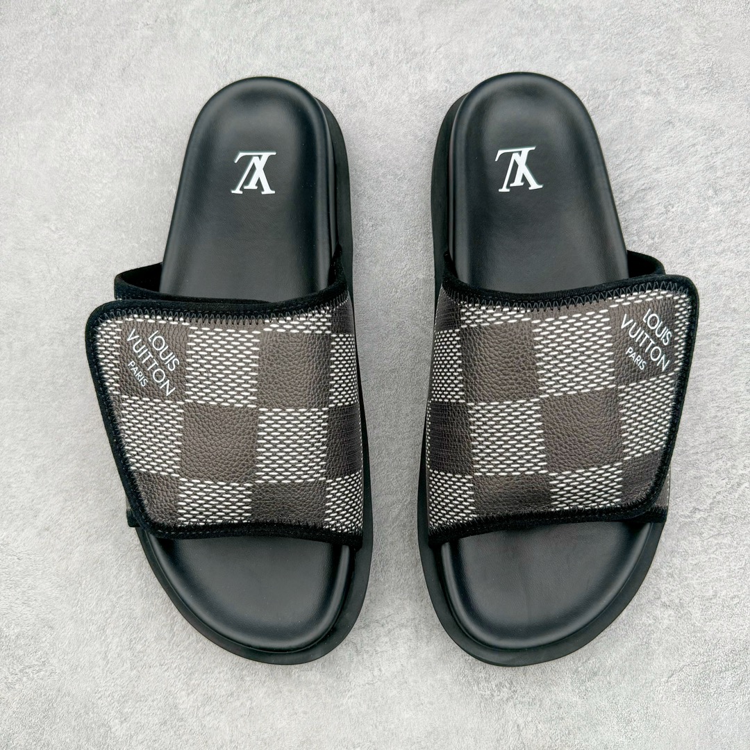 图片[8]-零售💰280 LV路易威登Louis Vuitton Miami Mule Sandals 迈阿密系列运动风魔术贴可调节舒适防滑休闲凉拖鞋 本款 Miami 凉拖取材 Maxi Damier 粒面牛皮革，临摹路易威登经典 Damier 帆布的质感。宽幅鞋带可通过魔术贴调节，散发闲适格调。搭配加衬韧性鞋垫和微型外底，确保轻盈灵活的舒适穿着体验。nMaxi Damier 粒面牛皮革 魔术贴 韧性鞋垫 微型外底 尺码：39-46 编码：Wby2936080-运动鞋