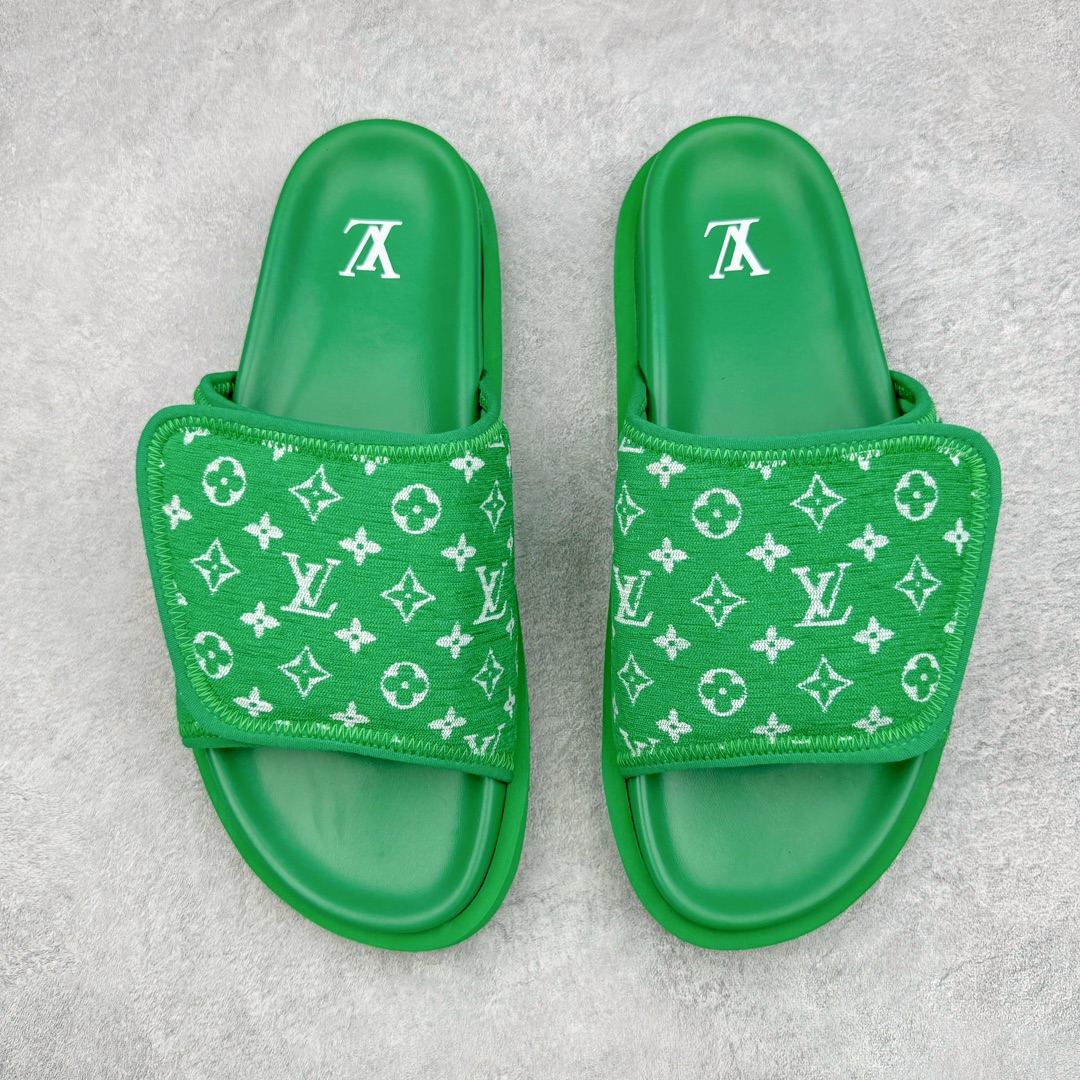 零售💰280 LV路易威登Louis Vuitton Miami Mule Sandals 迈阿密系列运动风魔术贴可调节舒适防滑休闲凉拖鞋 本款 Miami 凉拖取材 Maxi Damier 粒面牛皮革，临摹路易威登经典 Damier 帆布的质感。宽幅鞋带可通过魔术贴调节，散发闲适格调。搭配加衬韧性鞋垫和微型外底，确保轻盈灵活的舒适穿着体验。nMaxi Damier 粒面牛皮革 魔术贴 韧性鞋垫 微型外底 尺码：39-46 编码：Wby2936080-运动鞋