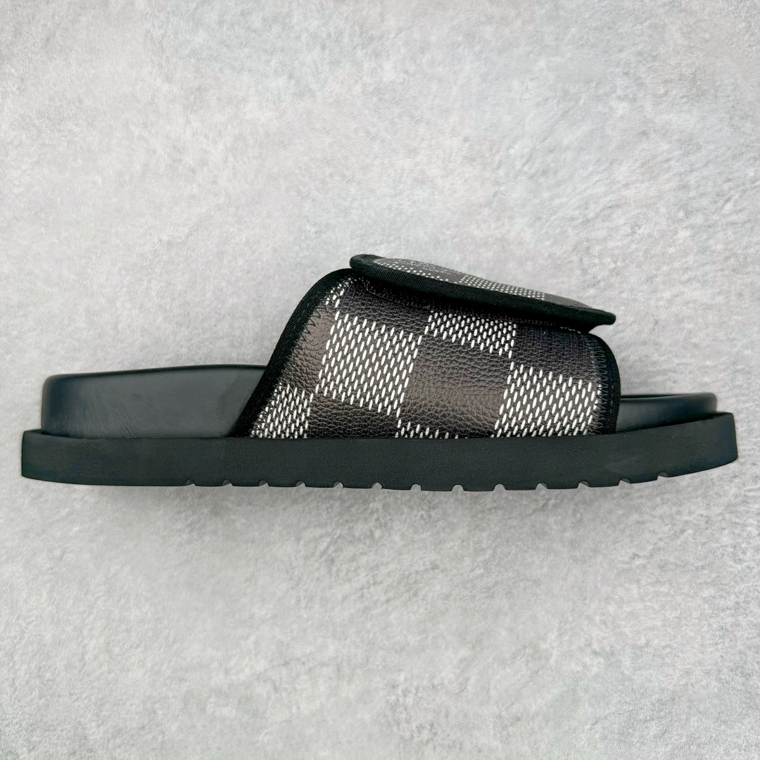 图片[8]-零售💰280 LV路易威登Louis Vuitton Miami Mule Sandals 迈阿密系列运动风魔术贴可调节舒适防滑休闲凉拖鞋 本款 Miami 凉拖取材 Maxi Damier 粒面牛皮革，临摹路易威登经典 Damier 帆布的质感。宽幅鞋带可通过魔术贴调节，散发闲适格调。搭配加衬韧性鞋垫和微型外底，确保轻盈灵活的舒适穿着体验。nMaxi Damier 粒面牛皮革 魔术贴 韧性鞋垫 微型外底 尺码：39-46 编码：Wby2936080-运动鞋