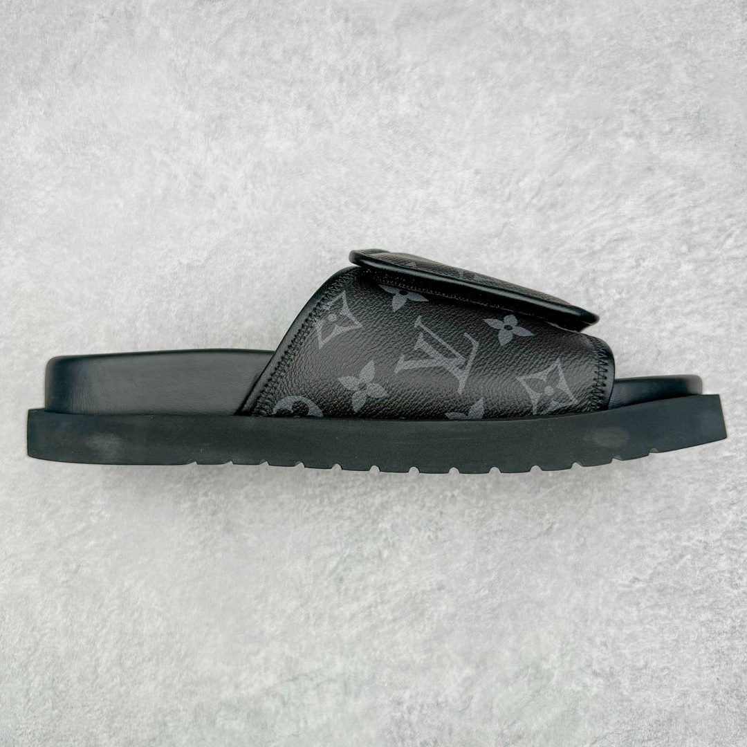 图片[5]-零售💰280 LV路易威登Louis Vuitton Miami Mule Sandals 迈阿密系列运动风魔术贴可调节舒适防滑休闲凉拖鞋 本款 Miami 凉拖取材 Maxi Damier 粒面牛皮革，临摹路易威登经典 Damier 帆布的质感。宽幅鞋带可通过魔术贴调节，散发闲适格调。搭配加衬韧性鞋垫和微型外底，确保轻盈灵活的舒适穿着体验。nMaxi Damier 粒面牛皮革 魔术贴 韧性鞋垫 微型外底 尺码：39-46 编码：Wby2936080-运动鞋