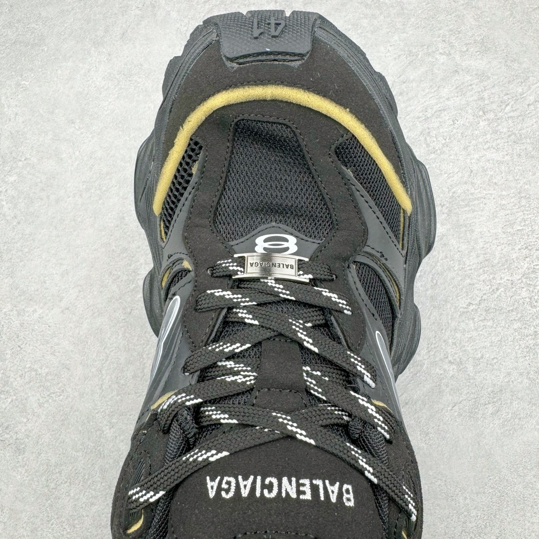 图片[4]-零售💰390 ＃YS Balenciaga CARGO Sneaker 巴黎世家十一代圆头系带舒适百搭低帮生活休闲鞋老爹鞋 白灰 全套原纸板楦头开发 最原汁原味的灵魂版型 全鞋荧光划线卡点 胶水把控整洁度追求极致完美 每一双都是工艺品 多重QC质检 超越公司货的品控标准 实实在在的免检产品 原盒原配 正确字体电绣 粗细、位置、大小正确 侧边TPU 透气孔匹配意产原版 正确分离大底 TPU软底 原版一致大底LOGO 立体感十足 原厂皮料水洗做旧 采购原厂网纱 这款超细纤维和网布工装运动鞋 来自 Balenciaga 2024年夏季系列 其前卫的设计、夸张的体积和反光细节赋予其特别的轮廓 在 2024 夏季系列的秀场上 我们看到了睽违已久的新款运动鞋 Cargo Sneaker 看鞋名便可猜想 延续 3XL 经典设计 这似乎是一双天生为阔腿 Cargo 而生的鞋款 并且它比起 3XL 本就极度夸张的造型更加夸张 拥有更大的鞋底面积以及更为上翘的鞋头 堪称「5XL」外观设计上除了「比大更大」做旧的厚网布鞋面 还有一种经典 Track 鞋款融合 New Balance 9060 中底之即视感 标志性 Sporty B Logo 置于鞋面中间 再加上明显提高的中底厚度 你也不用害怕与3XL难以分辨 尺码：35/46 编码：yby3936090-运动鞋