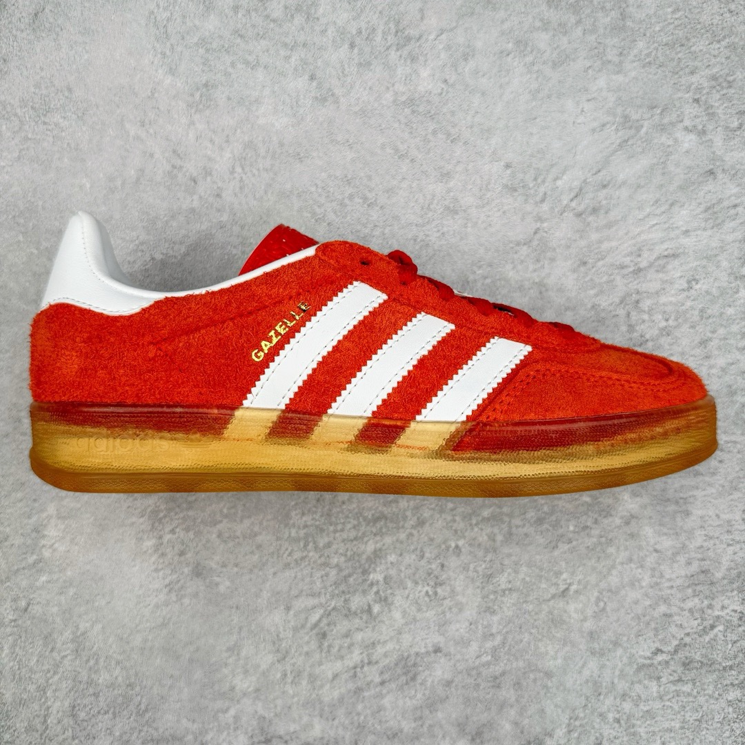 图片[2]-＃VT纯原 AD Original Gazelle Indoor Trainers 瞪羚室内鞋系列低帮复古百搭休闲运动德训风板鞋 高端零售特供批次 原厂定制长毛翻毛皮组合环保纤维革鞋面材质 内置环保海玻璃鞋垫 外置RB橡胶大底 产品品控稳定性领先行业 原厂全套原楦原纸板冲刀磨具开发 原厂皮料加持 原厂港宝加持定型后跟R度完美 将复古进行到底 简约流畅 三十年不变经典 这款Gazelle运动鞋 无论面料、配色、质感或设计 都只在重现其1991年原款的经典 皮革鞋面 撞色三条纹和鞋跟标的设计 力求呈现90年代的经典复古风潮 Samba火热的同时 也带动了其它的复古鞋型 Gazelle便是其中一只 Gazelle Indoor拥有包边更宽的T字型鞋头 更好的保护运动员的前掌 浓浓的复古氛围感 非常适合现在流行的Cleanfit风格 尺码：35.5 36 36.5 37.5 38 38.5 39 40 40.5 41 42 42.5 43 44 44.5 45 46-选品中心