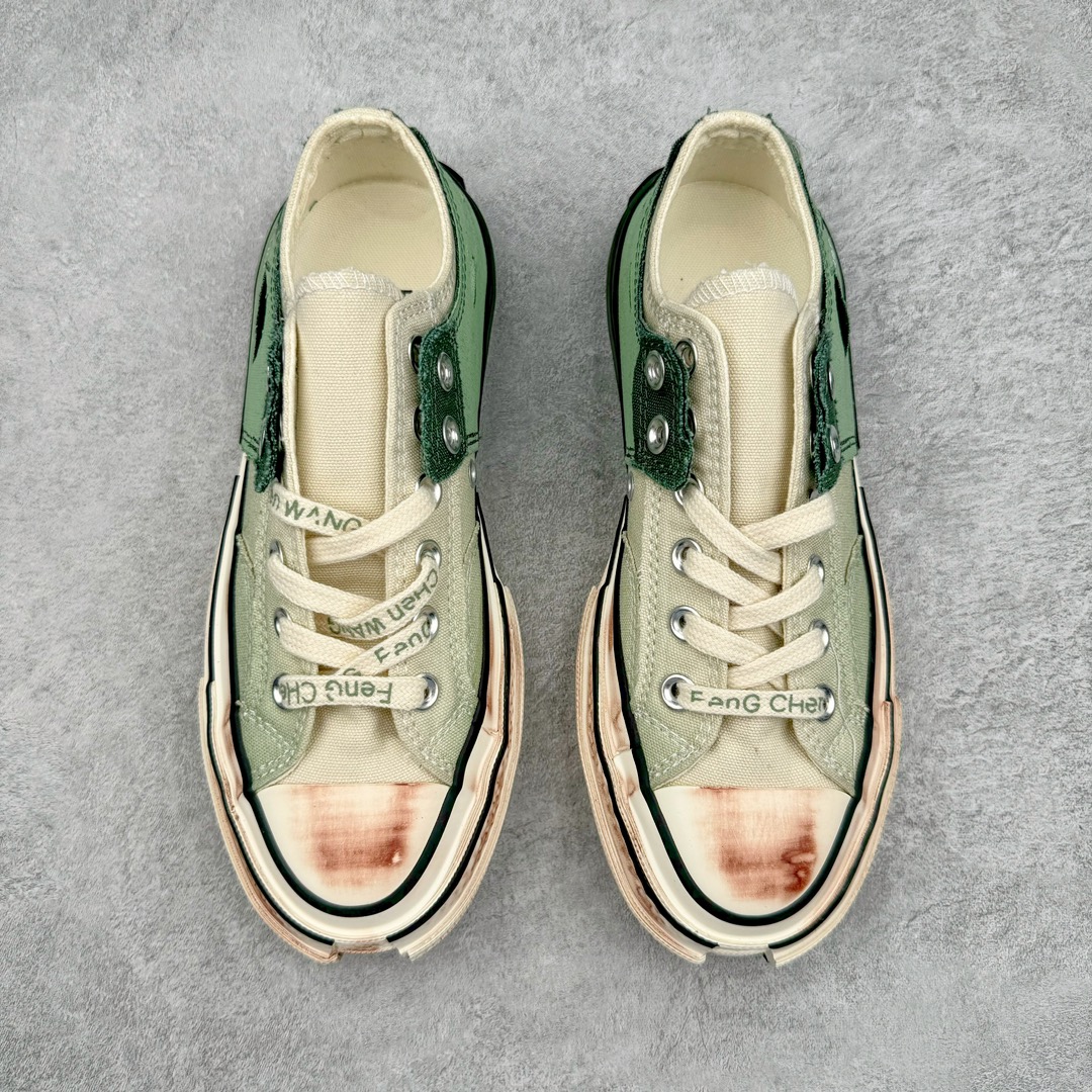 图片[2]-零售💰270 Converse X Feng Chen Wang 2in1 Chuck 70 解构重塑联名款 重磅来袭‼️n原版开模耗时研发 市面顶级版本 高端品质 原版私模大底原装硫化工艺 细节质感 无可挑剔n此次Converse联手先锋服装设计师王逢陈Feng Chen Wang带来经典秀场概念之作2-in-1 Chuck 70，双色帆布拼叠 独特的双层围条，在延续经典设计的前提下加入了撞色元素，此款帆布鞋美学的层次感十足，将双层帆布进行半裁剪拼叠，四象限和双层感大底切割设计，后跟条环带设计，方便鞋带缠绕。配上两幅鞋带方便更换，其中一副印有专属的Feng Chen Wang品牌名，很有个性又很酷的鞋子 重点增高还显腿细 超级百搭 无论是秀场还是日常生活都非常吸睛！ 尺码：35 -44（36.5 37.5 39.5 41.5 42.5） 编码：by2936070-运动鞋