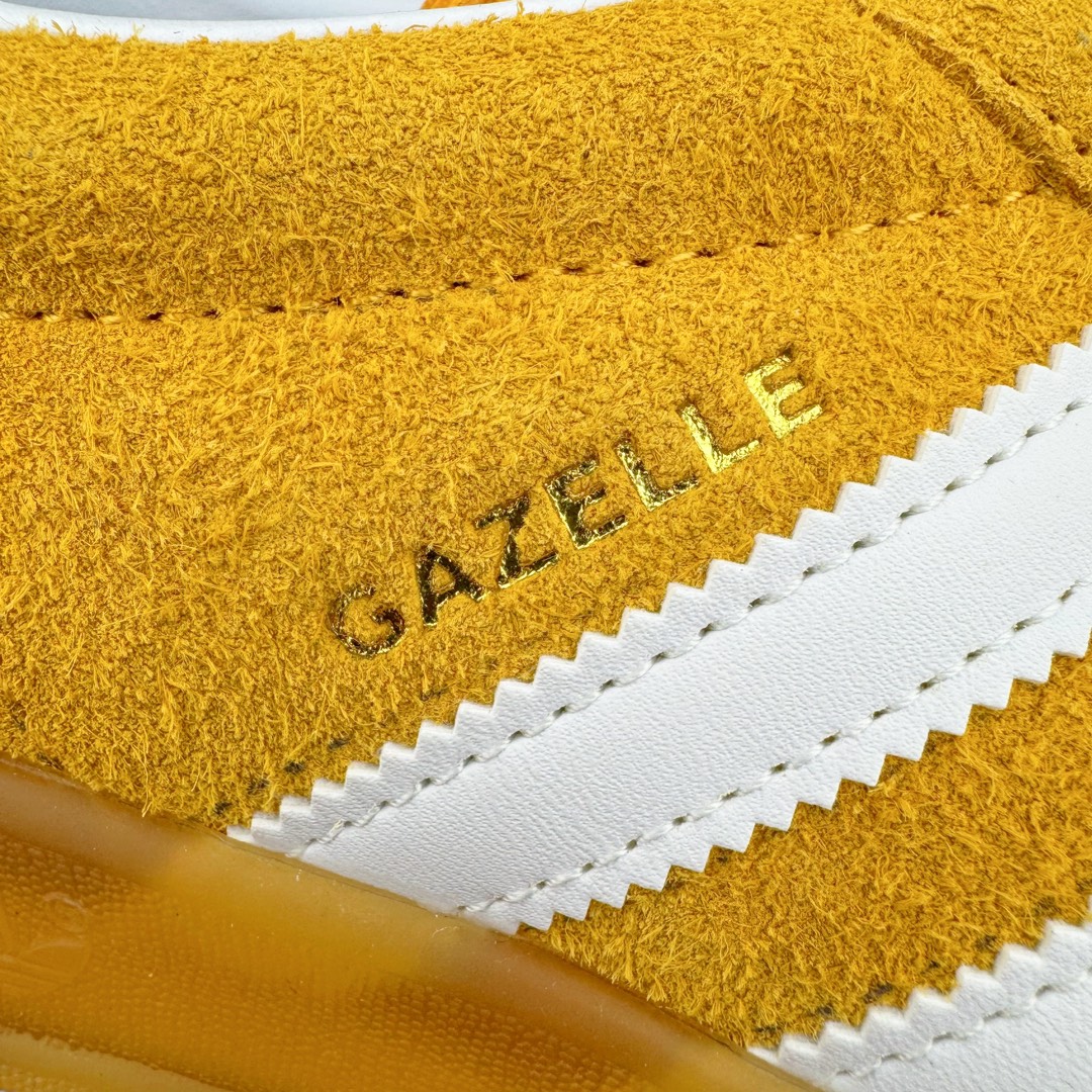 图片[12]-零售💰240 ＃VT纯原 AD Original Gazelle Indoor Trainers 瞪羚室内鞋系列低帮复古百搭休闲运动德训风板鞋 黄白 HQ8716 高端零售特供批次 原厂定制长毛翻毛皮组合环保纤维革鞋面材质 内置环保海玻璃鞋垫 外置RB橡胶大底 产品品控稳定性领先行业 原厂全套原楦原纸板冲刀磨具开发 原厂皮料加持 原厂港宝加持定型后跟R度完美 将复古进行到底 简约流畅 三十年不变经典 这款Gazelle运动鞋 无论面料、配色、质感或设计 都只在重现其1991年原款的经典 皮革鞋面 撞色三条纹和鞋跟标的设计 力求呈现90年代的经典复古风潮 Samba火热的同时 也带动了其它的复古鞋型 Gazelle便是其中一只 Gazelle Indoor拥有包边更宽的T字型鞋头 更好的保护运动员的前掌 浓浓的复古氛围感 非常适合现在流行的Cleanfit风格 SIZE：35.5 36 36.5 37.5 38 38.5 39 40 40.5 41 42 42.5 43 44 44.5 45 46 编码：by2936040-运动鞋