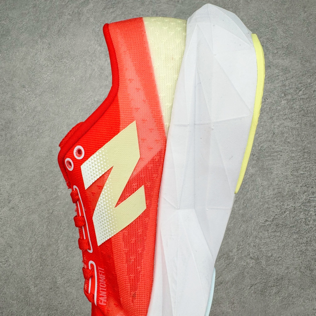 图片[7]-零售💰250 NEW BALANCE Rebel v4系列NB新百伦24新款运动速度训练跑步鞋 New Balance 于 2019 年夏天首次发布了 Rebel。在制鞋业仍在向强调能量回报的弹力泡沫转变的时候，Rebel 确实是一个叛逆者。快进到 2024 年，Rebel v4 承诺通过重新配制的中底化合物和更高的堆叠高度提供更轻、更有弹性的跑步体验。就像New Balance SC Elite v4一样，Rebel v4 提供了完全重新设计的中底化合物。最新的混合物将 New Balance 专有的 FuelCell 泡沫（TPU 和 EVA 的混合物）与 PEBA 泡沫相结合，带来更弹跳的跑步体验。PEBA是一种超轻、高性能的泡沫，通常出现在镀碳超级鞋中。New Balance Rebel v4、ASICS Novablast 4和Brooks Hyperion Max都是精力充沛的无电镀运动鞋，在速度锻炼和快节奏中大放异彩。这三款鞋都依靠它们的中底泡沫和轻微的摇杆形状来创造一种向前滚动的感觉。而且，虽然这些鞋子在堆叠高度和重量方面各不相同，但它们提供了相似的软硬比例，有足够的流行力来加快步伐。尺码：36 37 37.5 38 38.5 39.5 40 40.5 41.5 42 42.5 43 44 45 编码：CFby2936050-运动鞋