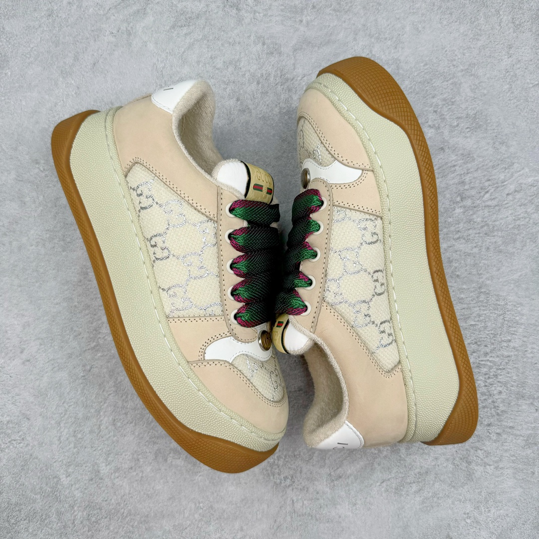 图片[3]-零售💰390 古驰Gucci Double Screener Platform GG Sneaker Low 双倍原型系列低帮复古松糕百搭做旧休闲脏脏胖胖厚底板鞋 女鞋广东原产#配置专柜2021版抹茶色配件及包装物(附送官方快递加固牛皮纸盒!!)#采用超软磨砂小牛皮组合纯棉提花布鞋面材质#超软皮内里灌注缓震PU脚垫#全新加厚双层TPR隔色鞋底(6.0cm 厘米外增高效果!!)#正确毛巾抓绒内里#饰金属双G椭圆形珐琅细节 复古学院风款式与融入怀旧运动服风格的面料风靡数十年，这款运动鞋以体育运动中的防守动作命名，灵感源自70年代经典运动鞋，运用皮革和经典GG帆布混搭呈现，装饰条纹织带和复古Gucci标识，经过特殊处理，整体呈现做旧效果。白色皮革和经典GG帆布 复古风格绿色和橘色尼龙条纹织带 绿色皮革细节 经过特殊处理，营造复古做旧效果 饰金属双G椭圆形珐琅细节 标签上装饰Gucci复古标识 双色鞋底 尺码：35-40 编码：Wby3936090-运动鞋