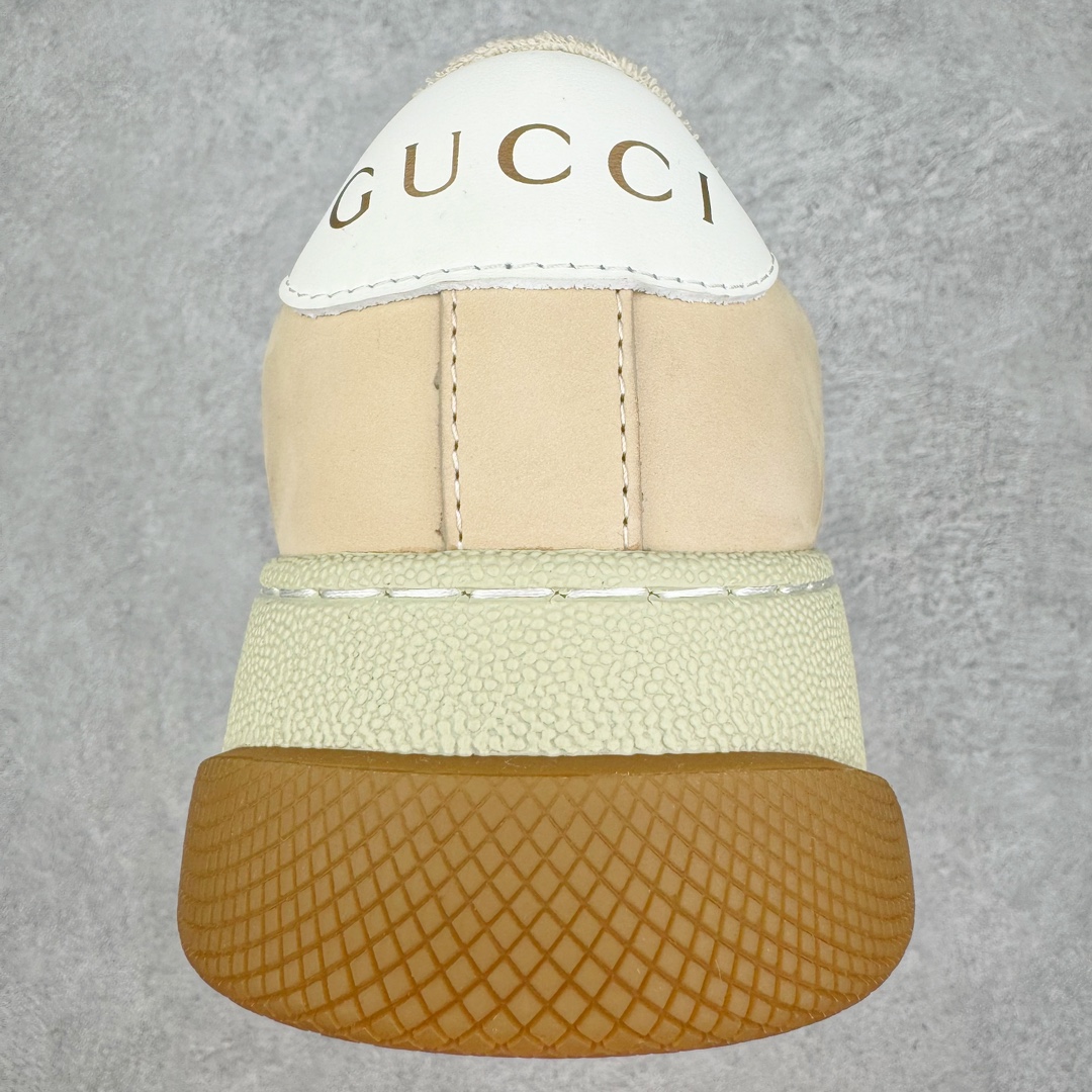 图片[8]-零售💰390 古驰Gucci Double Screener Platform GG Sneaker Low 双倍原型系列低帮复古松糕百搭做旧休闲脏脏胖胖厚底板鞋 女鞋广东原产#配置专柜2021版抹茶色配件及包装物(附送官方快递加固牛皮纸盒!!)#采用超软磨砂小牛皮组合纯棉提花布鞋面材质#超软皮内里灌注缓震PU脚垫#全新加厚双层TPR隔色鞋底(6.0cm 厘米外增高效果!!)#正确毛巾抓绒内里#饰金属双G椭圆形珐琅细节 复古学院风款式与融入怀旧运动服风格的面料风靡数十年，这款运动鞋以体育运动中的防守动作命名，灵感源自70年代经典运动鞋，运用皮革和经典GG帆布混搭呈现，装饰条纹织带和复古Gucci标识，经过特殊处理，整体呈现做旧效果。白色皮革和经典GG帆布 复古风格绿色和橘色尼龙条纹织带 绿色皮革细节 经过特殊处理，营造复古做旧效果 饰金属双G椭圆形珐琅细节 标签上装饰Gucci复古标识 双色鞋底 尺码：35-40 编码：Wby3936090-运动鞋