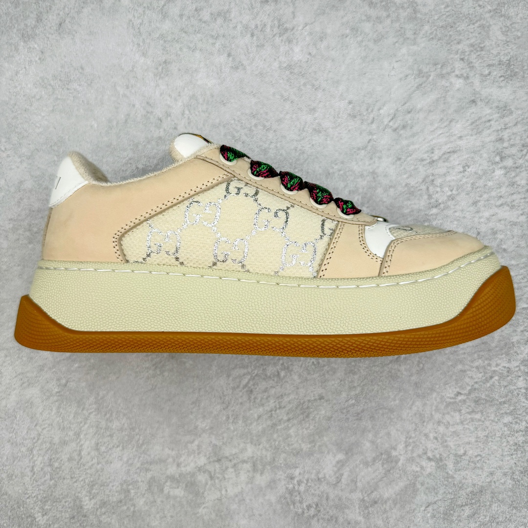 零售💰390 古驰Gucci Double Screener Platform GG Sneaker Low 双倍原型系列低帮复古松糕百搭做旧休闲脏脏胖胖厚底板鞋 女鞋广东原产#配置专柜2021版抹茶色配件及包装物(附送官方快递加固牛皮纸盒!!)#采用超软磨砂小牛皮组合纯棉提花布鞋面材质#超软皮内里灌注缓震PU脚垫#全新加厚双层TPR隔色鞋底(6.0cm 厘米外增高效果!!)#正确毛巾抓绒内里#饰金属双G椭圆形珐琅细节 复古学院风款式与融入怀旧运动服风格的面料风靡数十年，这款运动鞋以体育运动中的防守动作命名，灵感源自70年代经典运动鞋，运用皮革和经典GG帆布混搭呈现，装饰条纹织带和复古Gucci标识，经过特殊处理，整体呈现做旧效果。白色皮革和经典GG帆布 复古风格绿色和橘色尼龙条纹织带 绿色皮革细节 经过特殊处理，营造复古做旧效果 饰金属双G椭圆形珐琅细节 标签上装饰Gucci复古标识 双色鞋底 尺码：35-40 编码：Wby3936090-运动鞋