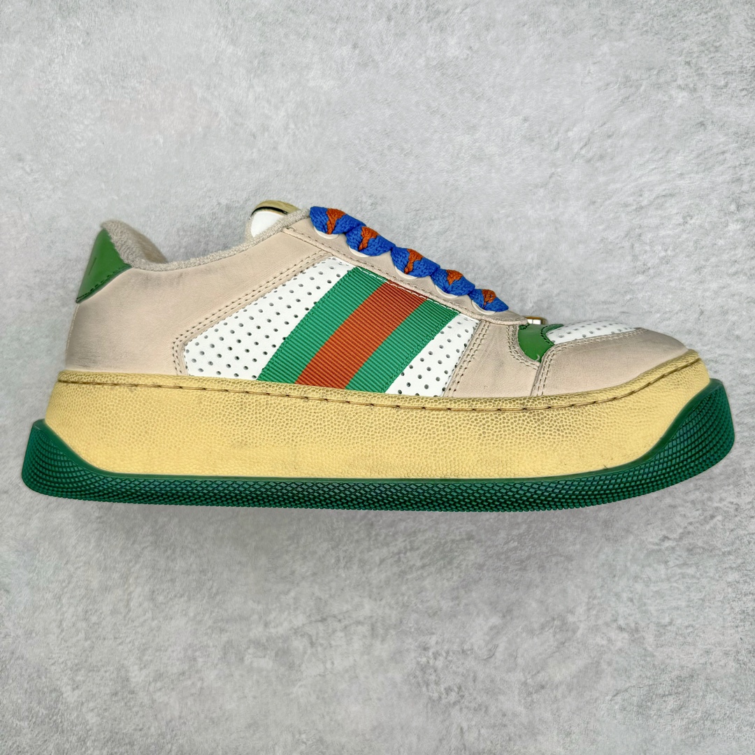 零售💰390 古驰Gucci Double Screener Platform GG Sneaker Low 双倍原型系列低帮复古松糕百搭做旧休闲脏脏胖胖厚底板鞋 女鞋广东原产#配置专柜2021版抹茶色配件及包装物(附送官方快递加固牛皮纸盒!!)#采用超软磨砂小牛皮组合纯棉提花布鞋面材质#超软皮内里灌注缓震PU脚垫#全新加厚双层TPR隔色鞋底(6.0cm 厘米外增高效果!!)#正确毛巾抓绒内里#饰金属双G椭圆形珐琅细节 复古学院风款式与融入怀旧运动服风格的面料风靡数十年，这款运动鞋以体育运动中的防守动作命名，灵感源自70年代经典运动鞋，运用皮革和经典GG帆布混搭呈现，装饰条纹织带和复古Gucci标识，经过特殊处理，整体呈现做旧效果。白色皮革和经典GG帆布 复古风格绿色和橘色尼龙条纹织带 绿色皮革细节 经过特殊处理，营造复古做旧效果 饰金属双G椭圆形珐琅细节 标签上装饰Gucci复古标识 双色鞋底 尺码：35-40 编码：Wby3936090-运动鞋