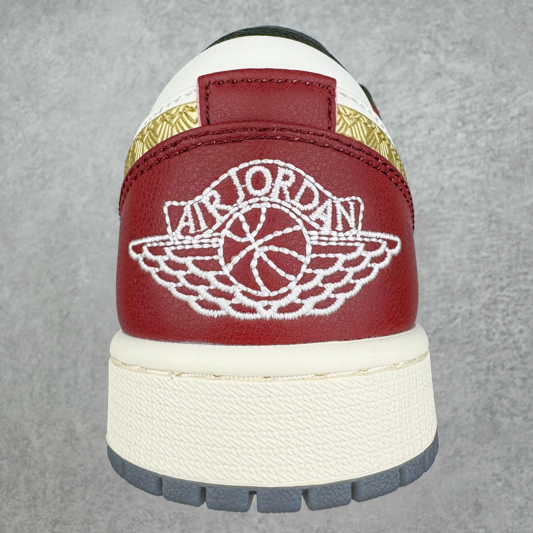 图片[7]-零售💰200 ＃福利特价‼Air Jordan AJ1 Low “Year of the Dragon” CNY 龙年限定 FN3727-100 整双鞋将白色作为底色 使用绿色、红色、金色等多种色彩装点鞋面 构造出丰富的色彩体系材质方面最值得一提的便是绿色轮廓的皮质 其表面纹路酷似 “龙鳞” 的造型样式 不得不说这样的设计足够吸睛 鞋垫上也有全新的灵感体现 这次设计 Jordan Brand 还选择将中国传统文化中的 “长命锁” 也融入其中 其实不仅仅在鞋垫上 在此次随鞋附赠的配件当中也有所体现通过图片不难看出 除了一个 “长命锁” 造型的挂件外还有两个不同样式的红包其中左侧红包上同样印有 “长命锁” 的寓意图案 而在右侧的红包上则展现出的是 “龙凤呈祥” 的样式 SIZE：36 36.5 37.5 38 38.5 39 40 40.5 41 42 42.5 43 44 44.5 45 46 47.5 编码：Cby2936000-运动鞋