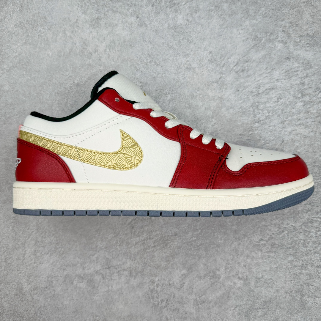 零售💰200 ＃福利特价‼Air Jordan AJ1 Low “Year of the Dragon” CNY 龙年限定 FN3727-100 整双鞋将白色作为底色 使用绿色、红色、金色等多种色彩装点鞋面 构造出丰富的色彩体系材质方面最值得一提的便是绿色轮廓的皮质 其表面纹路酷似 “龙鳞” 的造型样式 不得不说这样的设计足够吸睛 鞋垫上也有全新的灵感体现 这次设计 Jordan Brand 还选择将中国传统文化中的 “长命锁” 也融入其中 其实不仅仅在鞋垫上 在此次随鞋附赠的配件当中也有所体现通过图片不难看出 除了一个 “长命锁” 造型的挂件外还有两个不同样式的红包其中左侧红包上同样印有 “长命锁” 的寓意图案 而在右侧的红包上则展现出的是 “龙凤呈祥” 的样式 SIZE：36 36.5 37.5 38 38.5 39 40 40.5 41 42 42.5 43 44 44.5 45 46 47.5 编码：Cby2936000-运动鞋