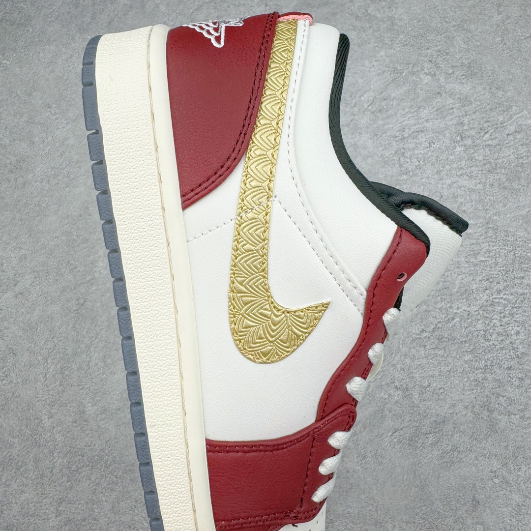 图片[6]-零售💰200 ＃福利特价‼Air Jordan AJ1 Low “Year of the Dragon” CNY 龙年限定 FN3727-100 整双鞋将白色作为底色 使用绿色、红色、金色等多种色彩装点鞋面 构造出丰富的色彩体系材质方面最值得一提的便是绿色轮廓的皮质 其表面纹路酷似 “龙鳞” 的造型样式 不得不说这样的设计足够吸睛 鞋垫上也有全新的灵感体现 这次设计 Jordan Brand 还选择将中国传统文化中的 “长命锁” 也融入其中 其实不仅仅在鞋垫上 在此次随鞋附赠的配件当中也有所体现通过图片不难看出 除了一个 “长命锁” 造型的挂件外还有两个不同样式的红包其中左侧红包上同样印有 “长命锁” 的寓意图案 而在右侧的红包上则展现出的是 “龙凤呈祥” 的样式 SIZE：36 36.5 37.5 38 38.5 39 40 40.5 41 42 42.5 43 44 44.5 45 46 47.5 编码：Cby2936000-运动鞋