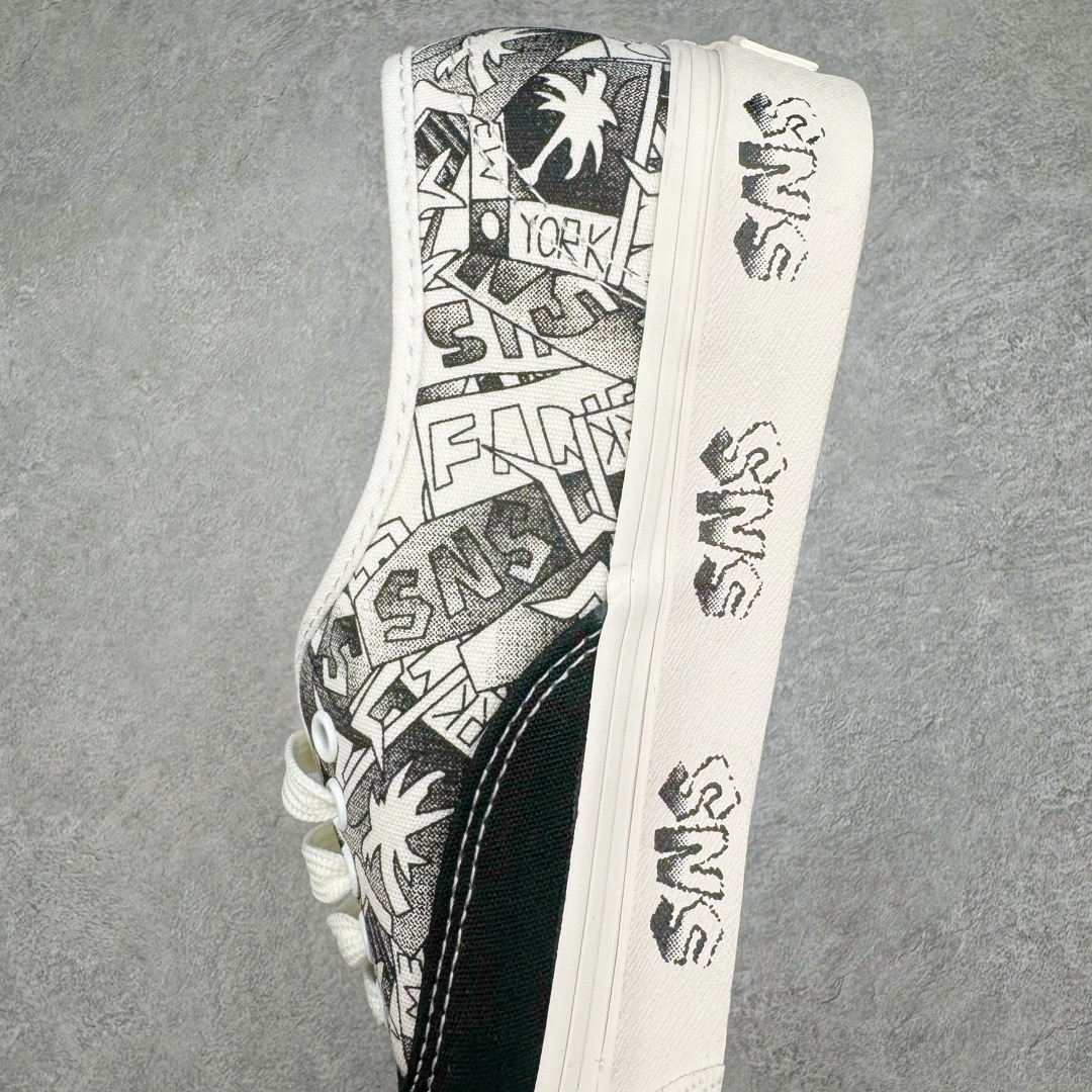 图片[7]-零售💰200 Sneakersntuff LA x Vans 涂鸦 最新安娜联名系列鞋款发布。以当地 Venice 沙滩为主题。带来 OGClassic Slip-OnLX和OGEraLX两款联名鞋作，设计上致敬1980和1990年代时滑手、冲浪者和鹿克爱好者的穿著。鞋面整体以米白为主色，搭配了黑色涂鸦图案，中底部分印上了sns字样，鞋底部分也同样表示了其合作身份。外底则采用了比较清新的天蓝并且随鞋印刷sns联名图案 尺码：35 36 36.5 37 38 38.5 39 40 40.5 41 42 42.5 43 44 编码：by2936000-运动鞋