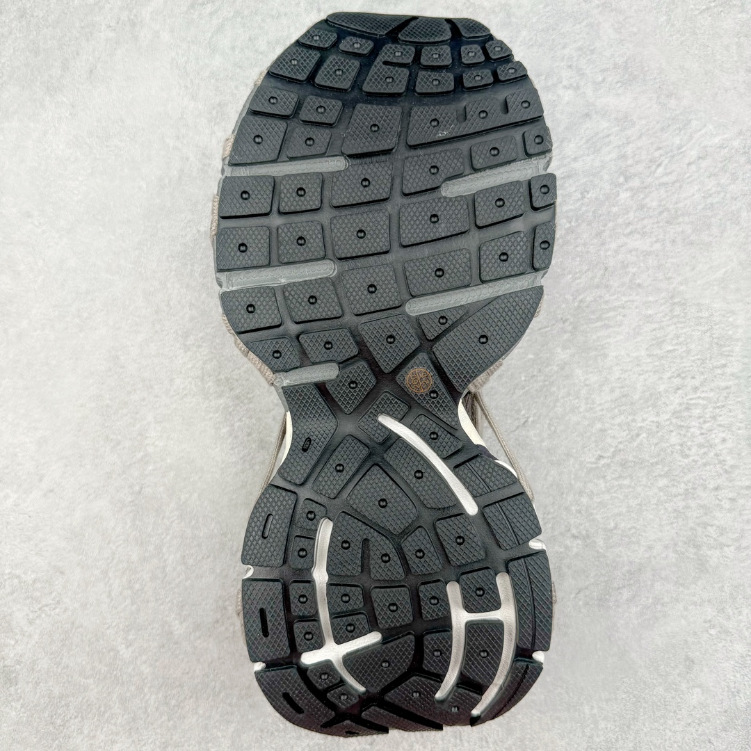 图片[9]-＃纯原 BALENCIAGA 3XL Sneakers 巴黎世家十代网布系带低帮走秀复古老爹鞋 全套原纸板楦头开发 最原汁原味的灵魂版型 全鞋荧光划线卡点 胶水把控整洁度追求极致完美 每一双都是工艺品 多重QC质检 超越公司货的品控标准 实实在在的免检产品 原盒原配 正确字体电绣 粗细、位置、大小正确 侧边TPU 透气孔匹配意产原版 正确分离大底 TPU软底 原版一致大底LOGO 立体感十足 原厂皮料水洗做旧 采购原厂网纱 不含皮革 网布材料和聚氨酯 磨损效果 鞋头边缘和后帮 Balenciaga 徽标 鞋面和后跟凸印尺码 鞋舌 3XL 橡胶品牌标识和反光细节 鞋帮拉袢和鞋舌拉祥 配反光细节 备用鞋带在鞋履前侧 可在穿着前取下 便于不同造型搭配 偏大一码 尺码：35 36 37 38 39 40 41 42 43 44 45 46-选品中心