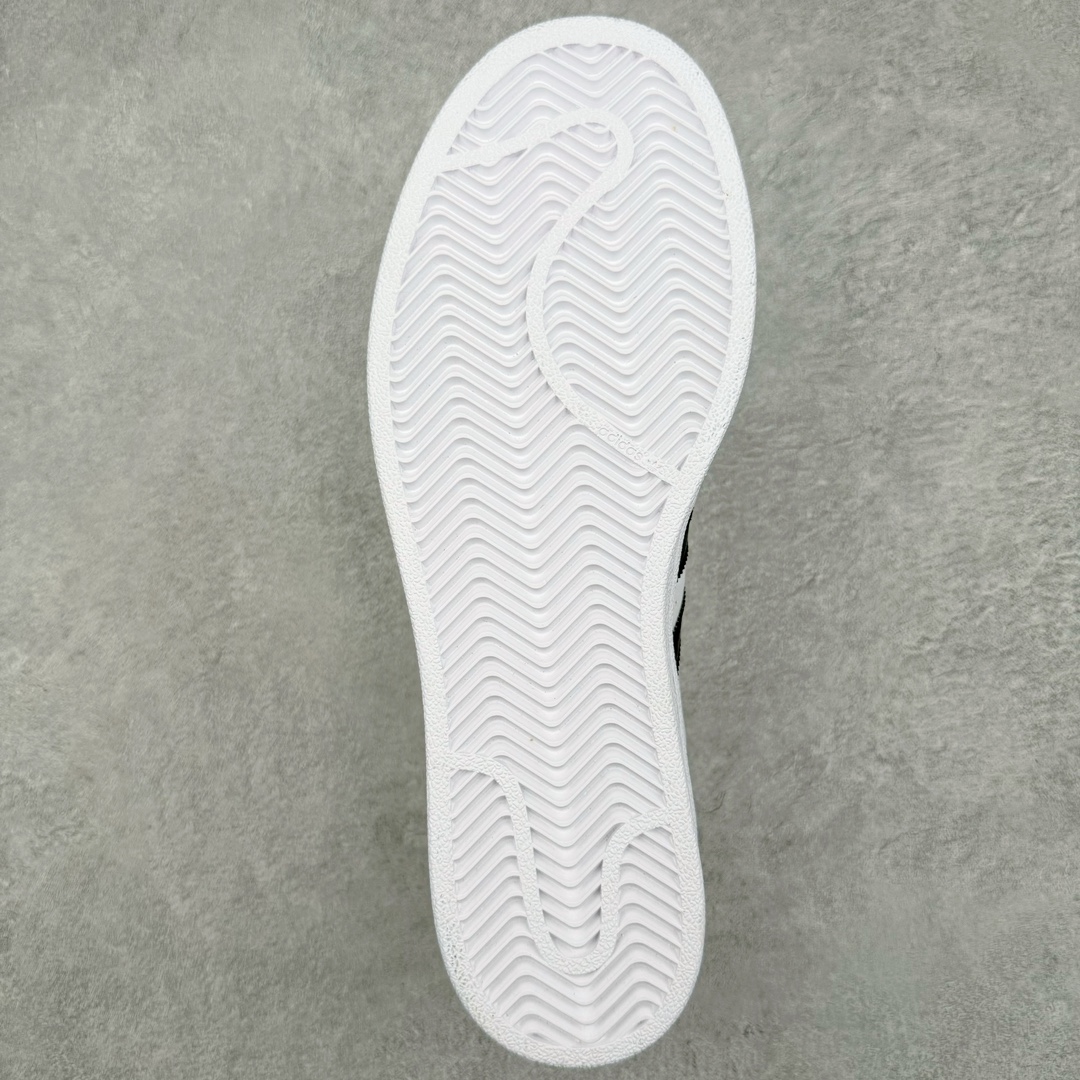 图片[9]-𝐏𝐑𝐀𝐃𝐀 x AD Originals Superstar 经典复古贝壳头板鞋 普拉达联名白黑 FW6680 诞生于1969年 是第一双将全皮面鞋 身与橡胶鞋头结合在一起的低帮篮球鞋 Superstar最开始 是作为高帮篮球鞋Pro Model的低帮版本而出现的 但因为其独特和醒目的橡胶鞋头造型而让大家熟知 被大家形象地称为\\\”shelltoe\\\”贝壳头 在70年代的美国职业篮球场上 接近3/4的NBA球员都将这双Superstar作为场上用鞋 80年代之后 经过不断的改良和发展 Superstar逐渐成为横跨时装、音乐、街头文化、休闲和运动等各大领域的时尚潮鞋 尺码：36 36.5 37 38 38.5 39 40 40.5 41 42 42.5 43 44 44.5 45-选品中心