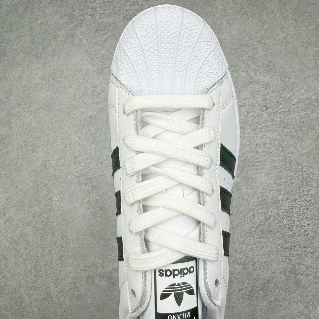 图片[4]-𝐏𝐑𝐀𝐃𝐀 x AD Originals Superstar 经典复古贝壳头板鞋 普拉达联名白黑 FW6680 诞生于1969年 是第一双将全皮面鞋 身与橡胶鞋头结合在一起的低帮篮球鞋 Superstar最开始 是作为高帮篮球鞋Pro Model的低帮版本而出现的 但因为其独特和醒目的橡胶鞋头造型而让大家熟知 被大家形象地称为\\\”shelltoe\\\”贝壳头 在70年代的美国职业篮球场上 接近3/4的NBA球员都将这双Superstar作为场上用鞋 80年代之后 经过不断的改良和发展 Superstar逐渐成为横跨时装、音乐、街头文化、休闲和运动等各大领域的时尚潮鞋 尺码：36 36.5 37 38 38.5 39 40 40.5 41 42 42.5 43 44 44.5 45-选品中心