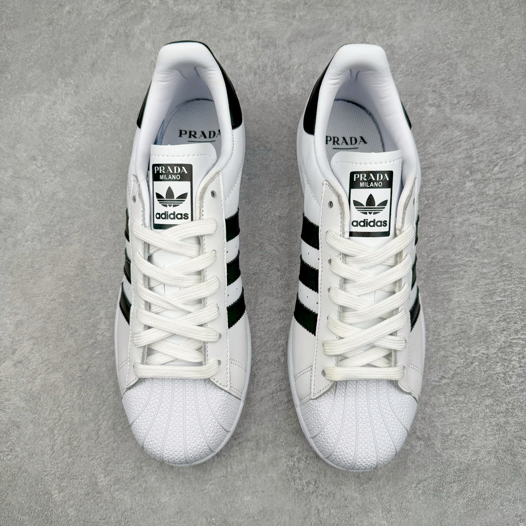 图片[2]-𝐏𝐑𝐀𝐃𝐀 x AD Originals Superstar 经典复古贝壳头板鞋 普拉达联名白黑 FW6680 诞生于1969年 是第一双将全皮面鞋 身与橡胶鞋头结合在一起的低帮篮球鞋 Superstar最开始 是作为高帮篮球鞋Pro Model的低帮版本而出现的 但因为其独特和醒目的橡胶鞋头造型而让大家熟知 被大家形象地称为\\\”shelltoe\\\”贝壳头 在70年代的美国职业篮球场上 接近3/4的NBA球员都将这双Superstar作为场上用鞋 80年代之后 经过不断的改良和发展 Superstar逐渐成为横跨时装、音乐、街头文化、休闲和运动等各大领域的时尚潮鞋 尺码：36 36.5 37 38 38.5 39 40 40.5 41 42 42.5 43 44 44.5 45-选品中心