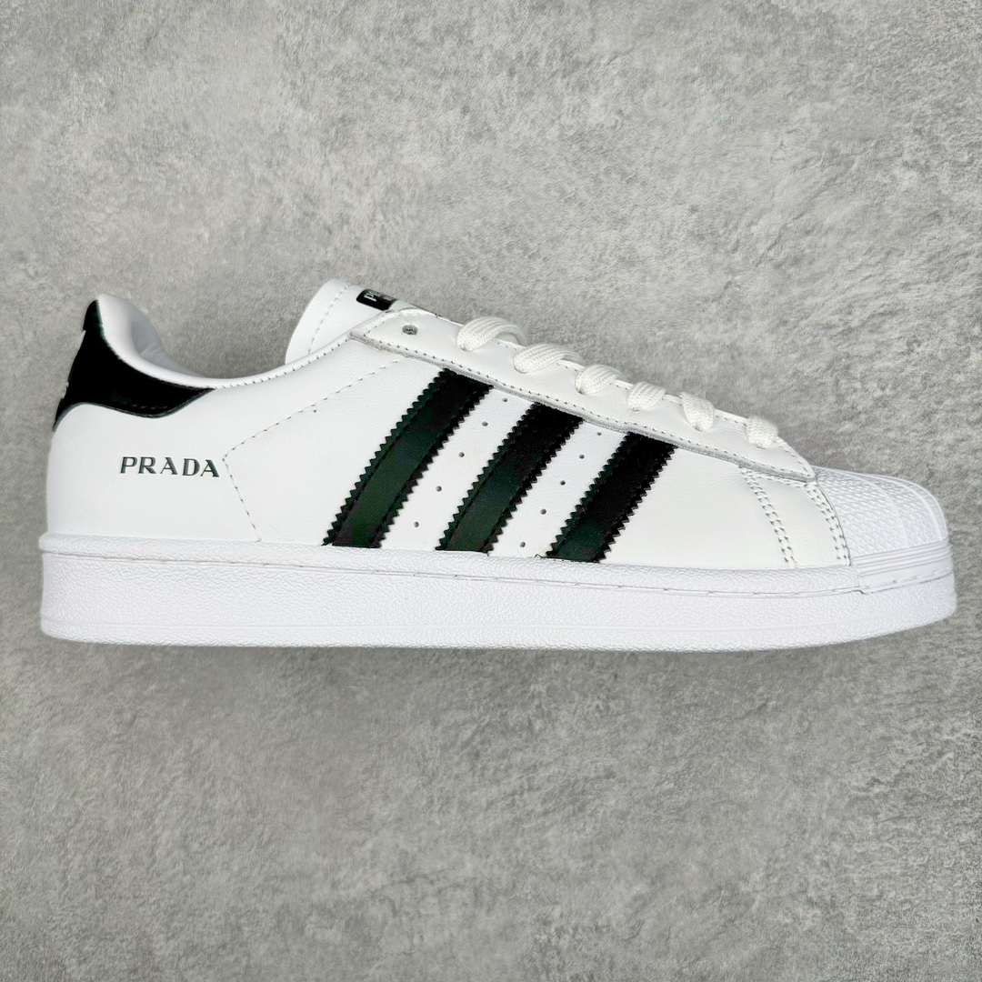 𝐏𝐑𝐀𝐃𝐀 x AD Originals Superstar 经典复古贝壳头板鞋 普拉达联名白黑 FW6680 诞生于1969年 是第一双将全皮面鞋 身与橡胶鞋头结合在一起的低帮篮球鞋 Superstar最开始 是作为高帮篮球鞋Pro Model的低帮版本而出现的 但因为其独特和醒目的橡胶鞋头造型而让大家熟知 被大家形象地称为\\\