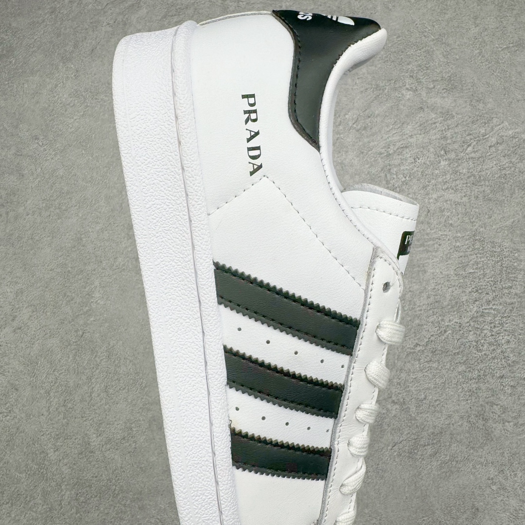 图片[6]-𝐏𝐑𝐀𝐃𝐀 x AD Originals Superstar 经典复古贝壳头板鞋 普拉达联名白黑 FW6680 诞生于1969年 是第一双将全皮面鞋 身与橡胶鞋头结合在一起的低帮篮球鞋 Superstar最开始 是作为高帮篮球鞋Pro Model的低帮版本而出现的 但因为其独特和醒目的橡胶鞋头造型而让大家熟知 被大家形象地称为\\\”shelltoe\\\”贝壳头 在70年代的美国职业篮球场上 接近3/4的NBA球员都将这双Superstar作为场上用鞋 80年代之后 经过不断的改良和发展 Superstar逐渐成为横跨时装、音乐、街头文化、休闲和运动等各大领域的时尚潮鞋 尺码：36 36.5 37 38 38.5 39 40 40.5 41 42 42.5 43 44 44.5 45-选品中心