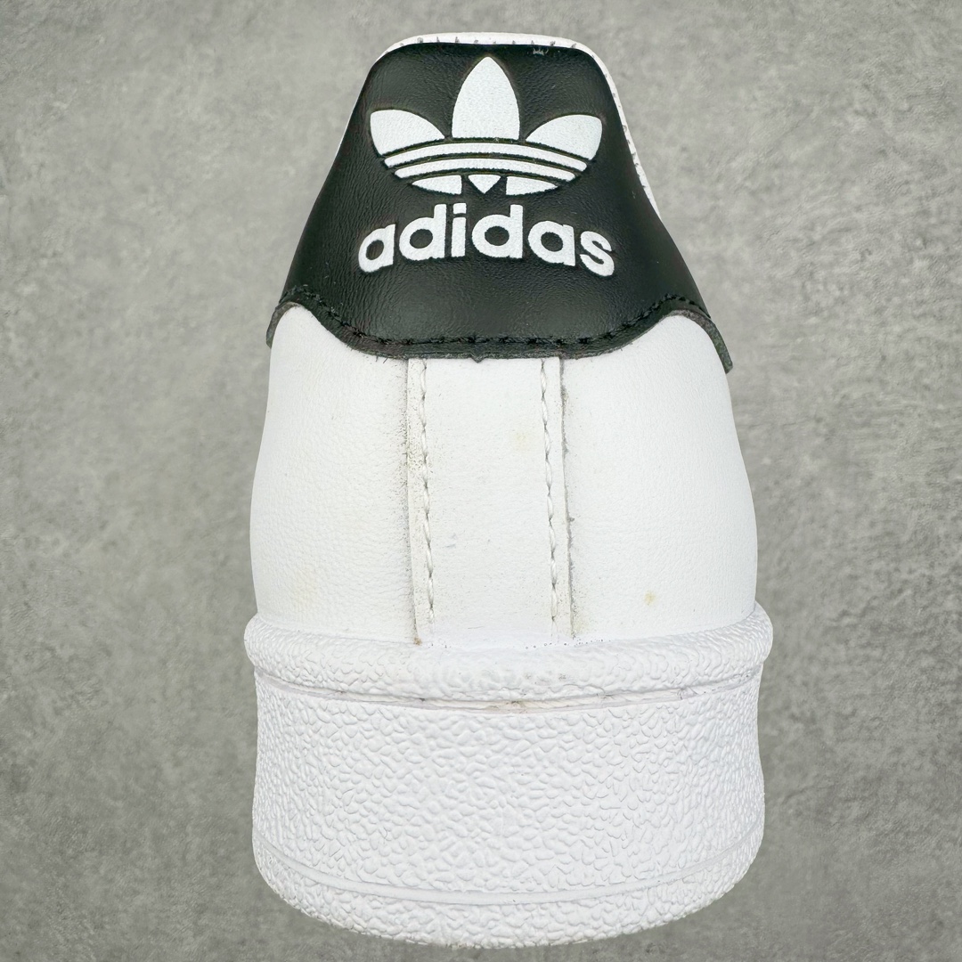 图片[8]-𝐏𝐑𝐀𝐃𝐀 x AD Originals Superstar 经典复古贝壳头板鞋 普拉达联名白黑 FW6680 诞生于1969年 是第一双将全皮面鞋 身与橡胶鞋头结合在一起的低帮篮球鞋 Superstar最开始 是作为高帮篮球鞋Pro Model的低帮版本而出现的 但因为其独特和醒目的橡胶鞋头造型而让大家熟知 被大家形象地称为\\\”shelltoe\\\”贝壳头 在70年代的美国职业篮球场上 接近3/4的NBA球员都将这双Superstar作为场上用鞋 80年代之后 经过不断的改良和发展 Superstar逐渐成为横跨时装、音乐、街头文化、休闲和运动等各大领域的时尚潮鞋 尺码：36 36.5 37 38 38.5 39 40 40.5 41 42 42.5 43 44 44.5 45-选品中心