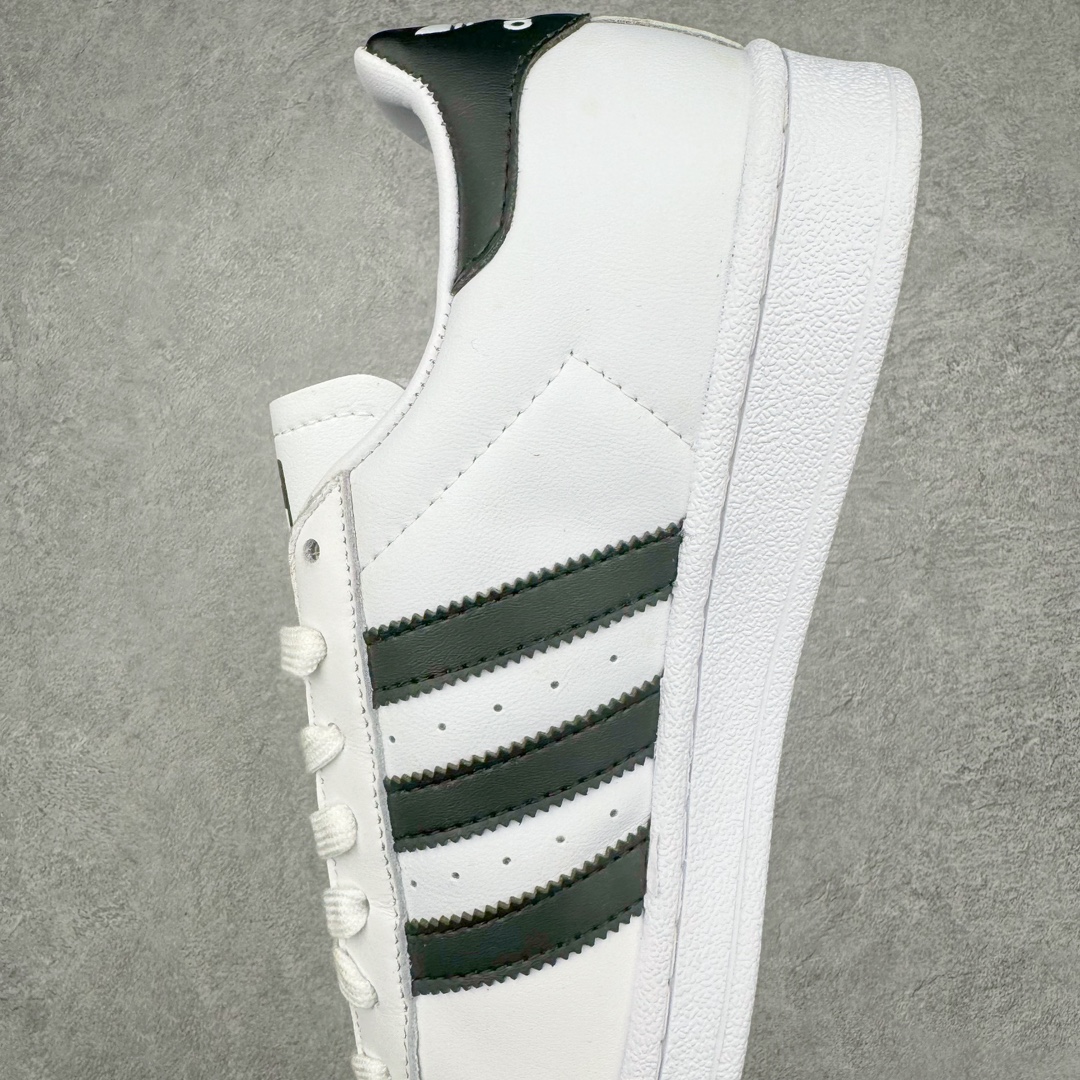 图片[7]-𝐏𝐑𝐀𝐃𝐀 x AD Originals Superstar 经典复古贝壳头板鞋 普拉达联名白黑 FW6680 诞生于1969年 是第一双将全皮面鞋 身与橡胶鞋头结合在一起的低帮篮球鞋 Superstar最开始 是作为高帮篮球鞋Pro Model的低帮版本而出现的 但因为其独特和醒目的橡胶鞋头造型而让大家熟知 被大家形象地称为\\\”shelltoe\\\”贝壳头 在70年代的美国职业篮球场上 接近3/4的NBA球员都将这双Superstar作为场上用鞋 80年代之后 经过不断的改良和发展 Superstar逐渐成为横跨时装、音乐、街头文化、休闲和运动等各大领域的时尚潮鞋 尺码：36 36.5 37 38 38.5 39 40 40.5 41 42 42.5 43 44 44.5 45-选品中心