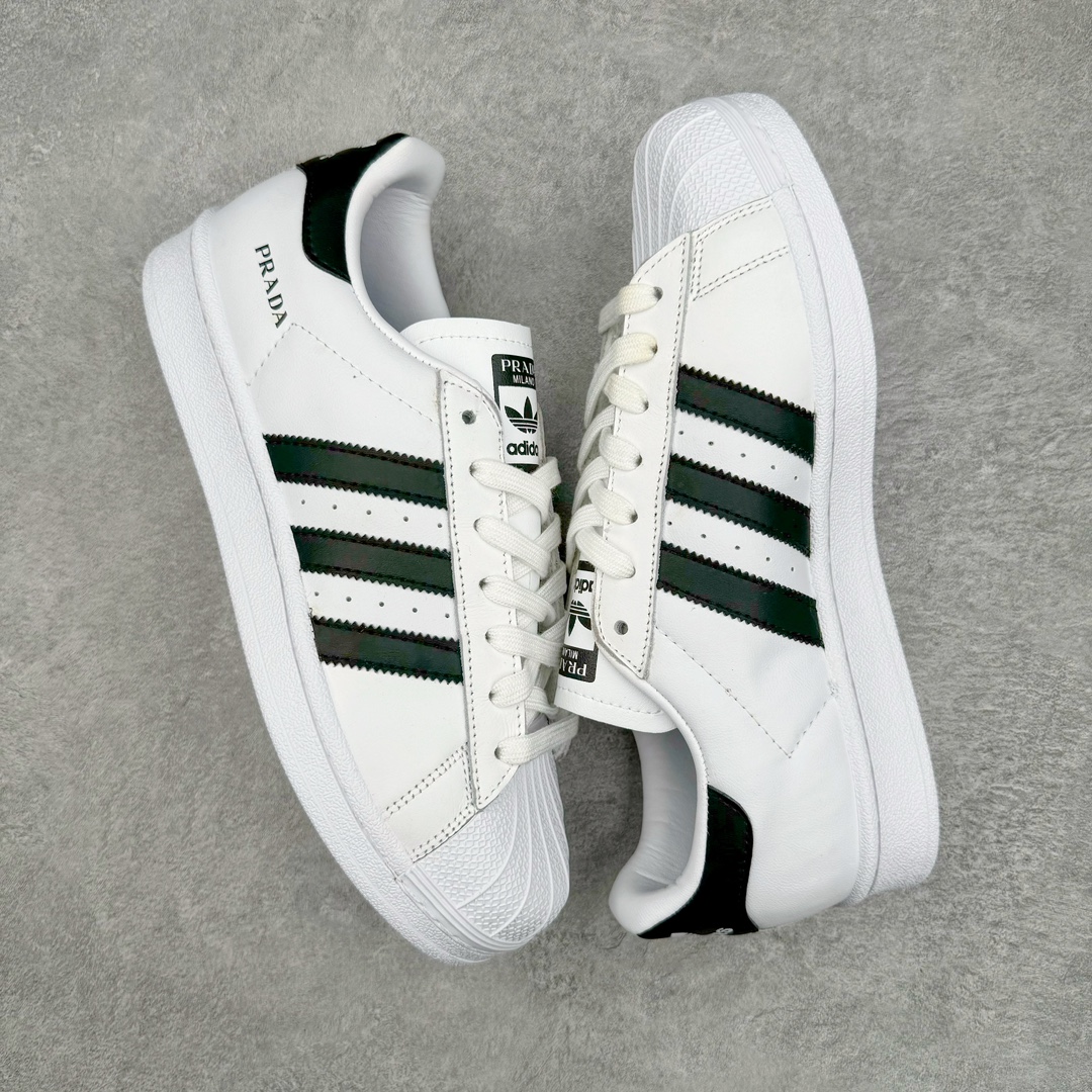 图片[3]-𝐏𝐑𝐀𝐃𝐀 x AD Originals Superstar 经典复古贝壳头板鞋 普拉达联名白黑 FW6680 诞生于1969年 是第一双将全皮面鞋 身与橡胶鞋头结合在一起的低帮篮球鞋 Superstar最开始 是作为高帮篮球鞋Pro Model的低帮版本而出现的 但因为其独特和醒目的橡胶鞋头造型而让大家熟知 被大家形象地称为\\\”shelltoe\\\”贝壳头 在70年代的美国职业篮球场上 接近3/4的NBA球员都将这双Superstar作为场上用鞋 80年代之后 经过不断的改良和发展 Superstar逐渐成为横跨时装、音乐、街头文化、休闲和运动等各大领域的时尚潮鞋 尺码：36 36.5 37 38 38.5 39 40 40.5 41 42 42.5 43 44 44.5 45-选品中心