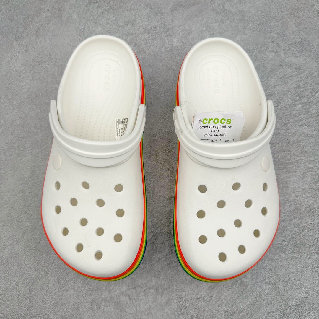 图片[2]-＃DG莞产 Crocs Classic Clog 卡骆驰运动沙滩洞洞拖鞋凉鞋 厚卡款 超强LiteRide科技缓震鞋垫加持 官方2023最新款 透明防水袋包装 注意配件需单独购买 超轻Croslite专利材料打造 鞋面更加耐用易清洗 该鞋款轻盈舒适 2002年 经典克骆格诞生 秉承外形简单 穿着舒适的初衷 不断为消费者带来舒适的穿着体验 穿出“趣”味 鞋面洞洞可搭彰显个性的智必星 一鞋两穿 可调节式后跟带增添鞋身的稳固性能 放前面变成愜意舒适的凉拖 放后面行走跑跳更加稳妥 Croslite ™材料 封闭式细胞树脂 能够在体温作用下自动变形以适应脚部形状 涉水性优秀的同时易于清洁 抓地力强 不易打滑 Crocs的核心理念：轻便 灵活 全方位的舒适感 同步官方尺码：M4（36-37）M5（37-38）M6（38-39）M7（39-40）M8（41-42）M9（42-43）M10（43-44）M11（45-46）-选品中心