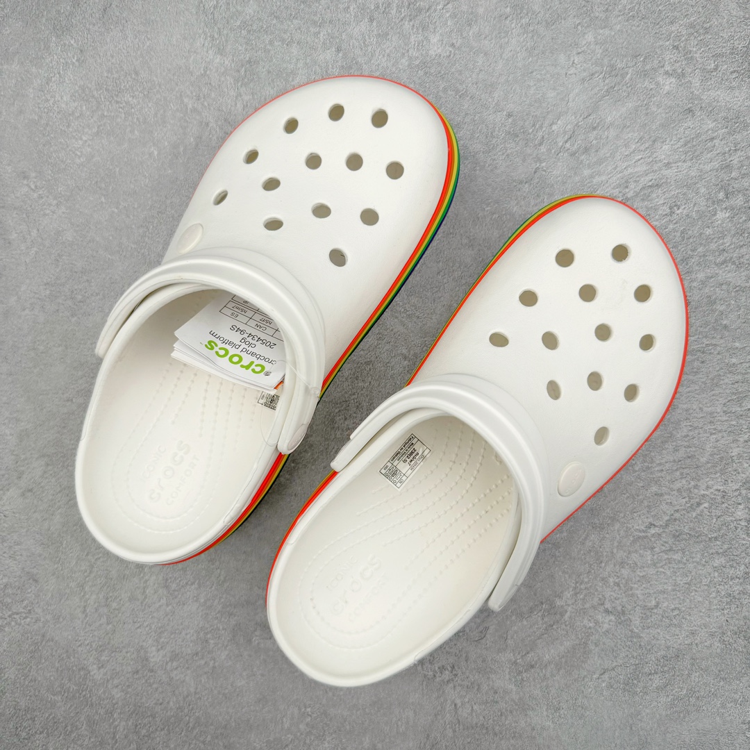 图片[3]-＃DG莞产 Crocs Classic Clog 卡骆驰运动沙滩洞洞拖鞋凉鞋 厚卡款 超强LiteRide科技缓震鞋垫加持 官方2023最新款 透明防水袋包装 注意配件需单独购买 超轻Croslite专利材料打造 鞋面更加耐用易清洗 该鞋款轻盈舒适 2002年 经典克骆格诞生 秉承外形简单 穿着舒适的初衷 不断为消费者带来舒适的穿着体验 穿出“趣”味 鞋面洞洞可搭彰显个性的智必星 一鞋两穿 可调节式后跟带增添鞋身的稳固性能 放前面变成愜意舒适的凉拖 放后面行走跑跳更加稳妥 Croslite ™材料 封闭式细胞树脂 能够在体温作用下自动变形以适应脚部形状 涉水性优秀的同时易于清洁 抓地力强 不易打滑 Crocs的核心理念：轻便 灵活 全方位的舒适感 同步官方尺码：M4（36-37）M5（37-38）M6（38-39）M7（39-40）M8（41-42）M9（42-43）M10（43-44）M11（45-46）-选品中心