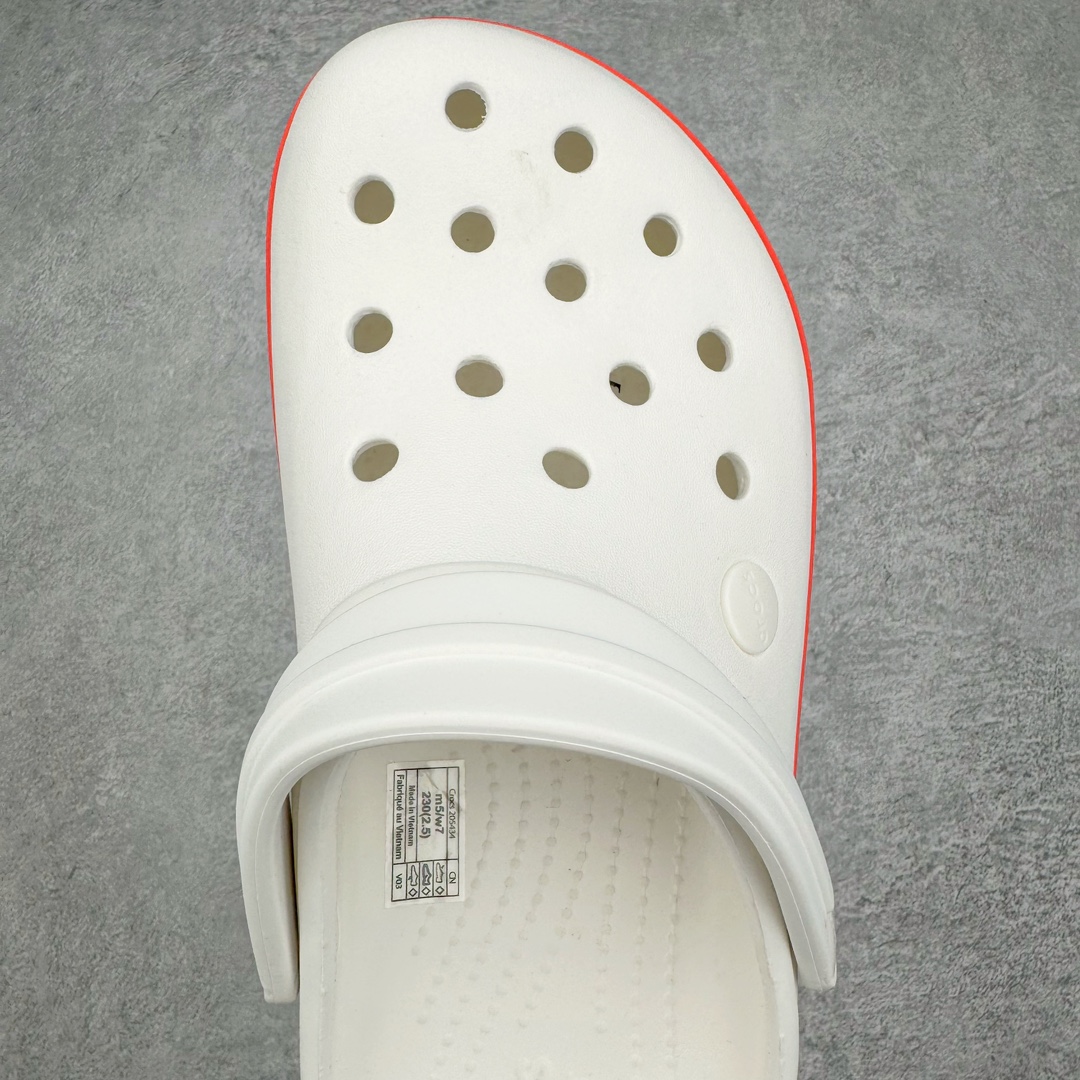 图片[4]-＃DG莞产 Crocs Classic Clog 卡骆驰运动沙滩洞洞拖鞋凉鞋 厚卡款 超强LiteRide科技缓震鞋垫加持 官方2023最新款 透明防水袋包装 注意配件需单独购买 超轻Croslite专利材料打造 鞋面更加耐用易清洗 该鞋款轻盈舒适 2002年 经典克骆格诞生 秉承外形简单 穿着舒适的初衷 不断为消费者带来舒适的穿着体验 穿出“趣”味 鞋面洞洞可搭彰显个性的智必星 一鞋两穿 可调节式后跟带增添鞋身的稳固性能 放前面变成愜意舒适的凉拖 放后面行走跑跳更加稳妥 Croslite ™材料 封闭式细胞树脂 能够在体温作用下自动变形以适应脚部形状 涉水性优秀的同时易于清洁 抓地力强 不易打滑 Crocs的核心理念：轻便 灵活 全方位的舒适感 同步官方尺码：M4（36-37）M5（37-38）M6（38-39）M7（39-40）M8（41-42）M9（42-43）M10（43-44）M11（45-46）-选品中心