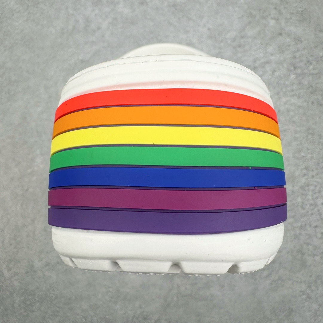 图片[8]-＃DG莞产 Crocs Classic Clog 卡骆驰运动沙滩洞洞拖鞋凉鞋 厚卡款 超强LiteRide科技缓震鞋垫加持 官方2023最新款 透明防水袋包装 注意配件需单独购买 超轻Croslite专利材料打造 鞋面更加耐用易清洗 该鞋款轻盈舒适 2002年 经典克骆格诞生 秉承外形简单 穿着舒适的初衷 不断为消费者带来舒适的穿着体验 穿出“趣”味 鞋面洞洞可搭彰显个性的智必星 一鞋两穿 可调节式后跟带增添鞋身的稳固性能 放前面变成愜意舒适的凉拖 放后面行走跑跳更加稳妥 Croslite ™材料 封闭式细胞树脂 能够在体温作用下自动变形以适应脚部形状 涉水性优秀的同时易于清洁 抓地力强 不易打滑 Crocs的核心理念：轻便 灵活 全方位的舒适感 同步官方尺码：M4（36-37）M5（37-38）M6（38-39）M7（39-40）M8（41-42）M9（42-43）M10（43-44）M11（45-46）-选品中心