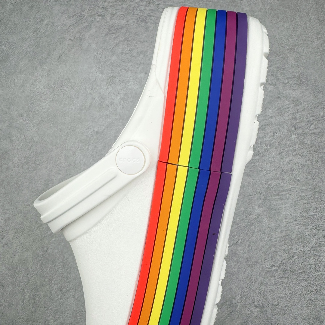 图片[7]-＃DG莞产 Crocs Classic Clog 卡骆驰运动沙滩洞洞拖鞋凉鞋 厚卡款 超强LiteRide科技缓震鞋垫加持 官方2023最新款 透明防水袋包装 注意配件需单独购买 超轻Croslite专利材料打造 鞋面更加耐用易清洗 该鞋款轻盈舒适 2002年 经典克骆格诞生 秉承外形简单 穿着舒适的初衷 不断为消费者带来舒适的穿着体验 穿出“趣”味 鞋面洞洞可搭彰显个性的智必星 一鞋两穿 可调节式后跟带增添鞋身的稳固性能 放前面变成愜意舒适的凉拖 放后面行走跑跳更加稳妥 Croslite ™材料 封闭式细胞树脂 能够在体温作用下自动变形以适应脚部形状 涉水性优秀的同时易于清洁 抓地力强 不易打滑 Crocs的核心理念：轻便 灵活 全方位的舒适感 同步官方尺码：M4（36-37）M5（37-38）M6（38-39）M7（39-40）M8（41-42）M9（42-43）M10（43-44）M11（45-46）-选品中心