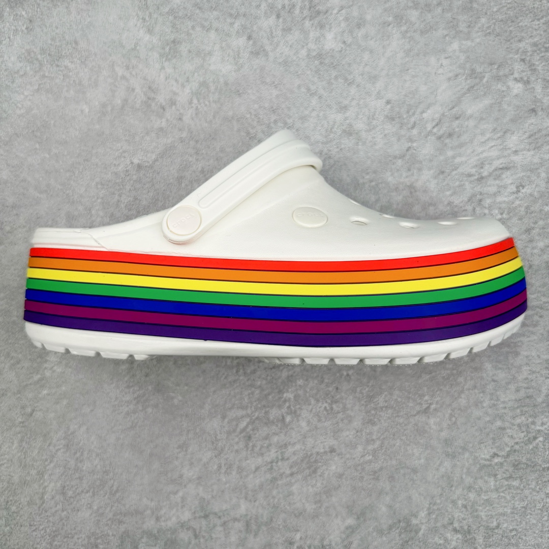 ＃DG莞产 Crocs Classic Clog 卡骆驰运动沙滩洞洞拖鞋凉鞋 厚卡款 超强LiteRide科技缓震鞋垫加持 官方2023最新款 透明防水袋包装 注意配件需单独购买 超轻Croslite专利材料打造 鞋面更加耐用易清洗 该鞋款轻盈舒适 2002年 经典克骆格诞生 秉承外形简单 穿着舒适的初衷 不断为消费者带来舒适的穿着体验 穿出“趣”味 鞋面洞洞可搭彰显个性的智必星 一鞋两穿 可调节式后跟带增添鞋身的稳固性能 放前面变成愜意舒适的凉拖 放后面行走跑跳更加稳妥 Croslite ™材料 封闭式细胞树脂 能够在体温作用下自动变形以适应脚部形状 涉水性优秀的同时易于清洁 抓地力强 不易打滑 Crocs的核心理念：轻便 灵活 全方位的舒适感 同步官方尺码：M4（36-37）M5（37-38）M6（38-39）M7（39-40）M8（41-42）M9（42-43）M10（43-44）M11（45-46）-选品中心