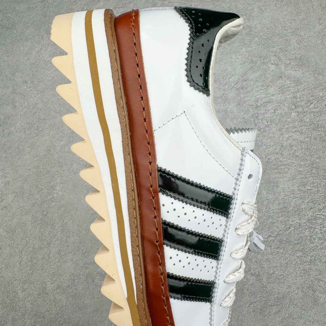 图片[6]-＃HP纯原 Clot x AD Original Superstar 联名圆头舒适耐磨低帮贝壳头板鞋 白棕 货号：IH3132 原鞋原档案开发 同源ZP原材 采用头层原厂平面油皮+牛皮围条 精工针车 全网独家正确私模 组合原装大底 三层组合 全新RB锯齿鞋底+高弹EVA+头层牛皮沿条 配件鞋盒同步原厂 全部遵循公司原鞋打造 2023年10月，香港潮牌Clot在纪念20周年2024年春夏时装秀推出将与Adidas再一次合作，这也是联合创始人陈冠希和Adidas在首次合作十多年后再次联手。全新合作特别之处CLOT对标志性的Adidas Superstar系列鞋款进行独特诠释。定于2024年2月23日推出Clot x Superstar “Cloud White”以云白色、核心黑色和水晶沙的时尚色调组合，采用预科生风格，配有白色皮革鞋身，饰有透气孔以增强透气性，并辅以标志性的贝壳鞋头，其他细节包括侧面的黑色三条纹、联名鞋舌标签和鞋跟标签，而且这款运动鞋采用堆叠式白色和棕褐色中底，为经典巨星增添了独特的风格，最后以奶油色凹槽橡胶外底，确保耐用性和牵引力。这个设计毫不费力地将传统与创新结合在一起。尺码：36 36.5 37.5 38 38.5 39 40 40.5 41 42 42.5 43 44 44.5 45 46-选品中心