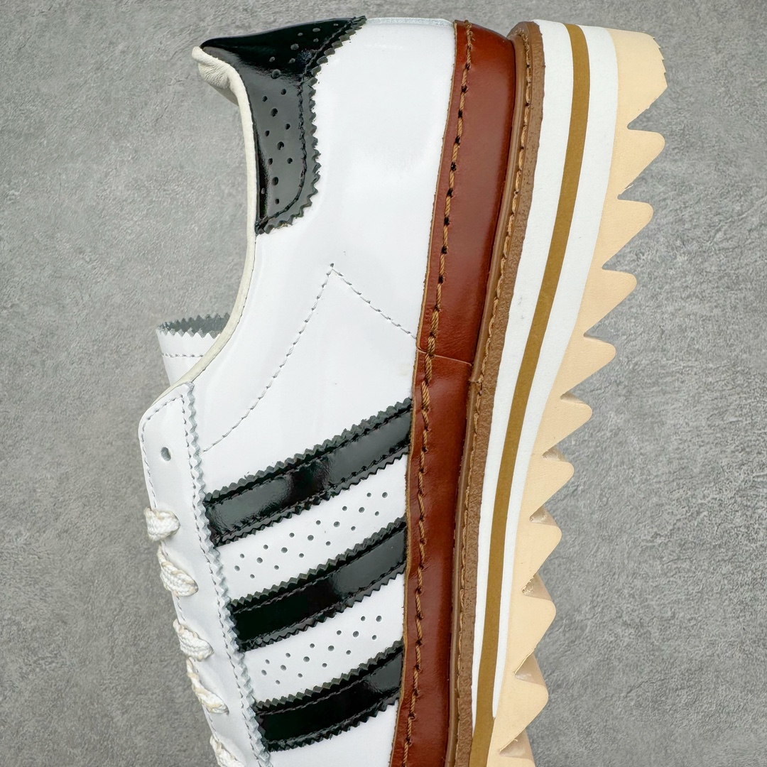 图片[7]-＃HP纯原 Clot x AD Original Superstar 联名圆头舒适耐磨低帮贝壳头板鞋 白棕 货号：IH3132 原鞋原档案开发 同源ZP原材 采用头层原厂平面油皮+牛皮围条 精工针车 全网独家正确私模 组合原装大底 三层组合 全新RB锯齿鞋底+高弹EVA+头层牛皮沿条 配件鞋盒同步原厂 全部遵循公司原鞋打造 2023年10月，香港潮牌Clot在纪念20周年2024年春夏时装秀推出将与Adidas再一次合作，这也是联合创始人陈冠希和Adidas在首次合作十多年后再次联手。全新合作特别之处CLOT对标志性的Adidas Superstar系列鞋款进行独特诠释。定于2024年2月23日推出Clot x Superstar “Cloud White”以云白色、核心黑色和水晶沙的时尚色调组合，采用预科生风格，配有白色皮革鞋身，饰有透气孔以增强透气性，并辅以标志性的贝壳鞋头，其他细节包括侧面的黑色三条纹、联名鞋舌标签和鞋跟标签，而且这款运动鞋采用堆叠式白色和棕褐色中底，为经典巨星增添了独特的风格，最后以奶油色凹槽橡胶外底，确保耐用性和牵引力。这个设计毫不费力地将传统与创新结合在一起。尺码：36 36.5 37.5 38 38.5 39 40 40.5 41 42 42.5 43 44 44.5 45 46-选品中心