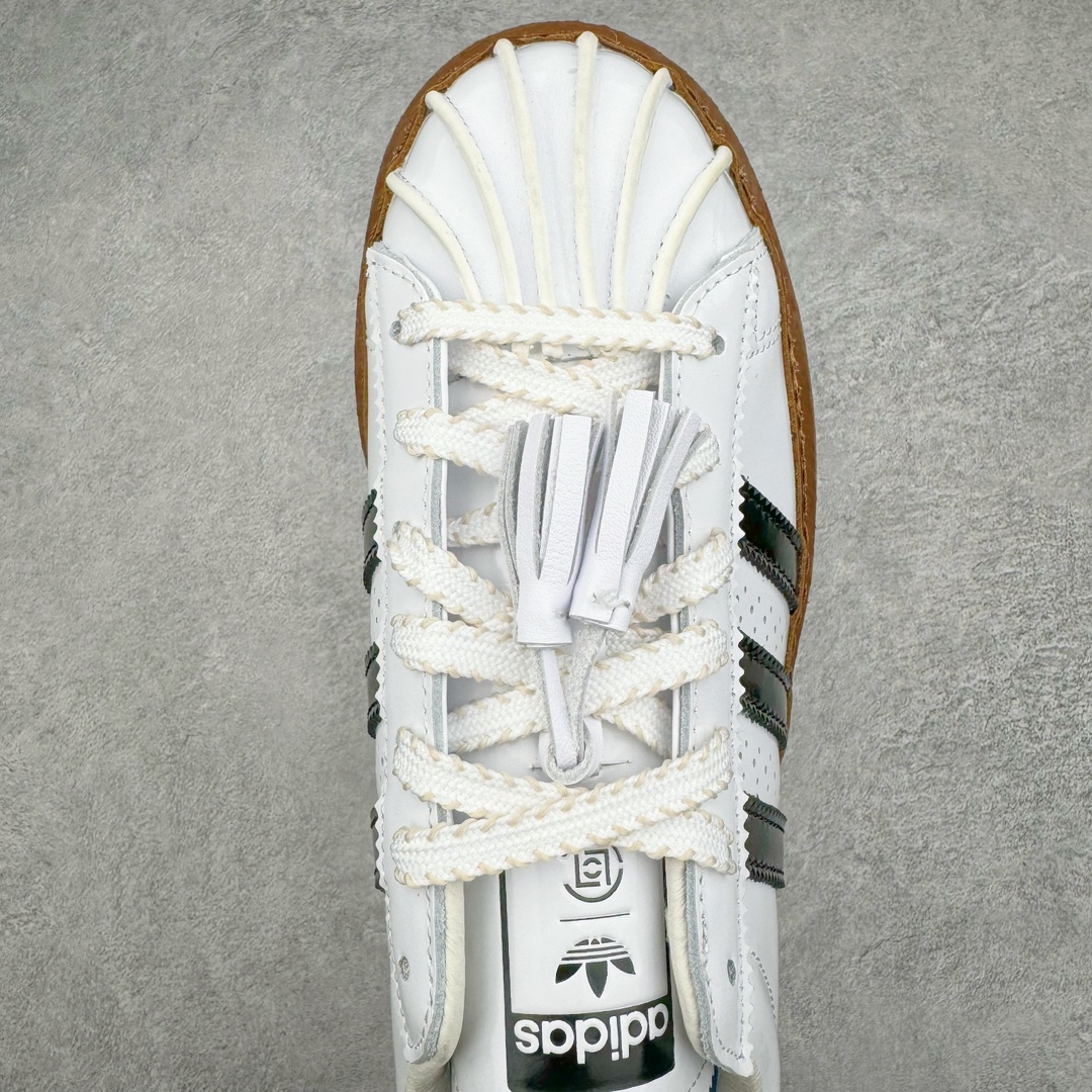 图片[4]-＃HP纯原 Clot x AD Original Superstar 联名圆头舒适耐磨低帮贝壳头板鞋 白棕 货号：IH3132 原鞋原档案开发 同源ZP原材 采用头层原厂平面油皮+牛皮围条 精工针车 全网独家正确私模 组合原装大底 三层组合 全新RB锯齿鞋底+高弹EVA+头层牛皮沿条 配件鞋盒同步原厂 全部遵循公司原鞋打造 2023年10月，香港潮牌Clot在纪念20周年2024年春夏时装秀推出将与Adidas再一次合作，这也是联合创始人陈冠希和Adidas在首次合作十多年后再次联手。全新合作特别之处CLOT对标志性的Adidas Superstar系列鞋款进行独特诠释。定于2024年2月23日推出Clot x Superstar “Cloud White”以云白色、核心黑色和水晶沙的时尚色调组合，采用预科生风格，配有白色皮革鞋身，饰有透气孔以增强透气性，并辅以标志性的贝壳鞋头，其他细节包括侧面的黑色三条纹、联名鞋舌标签和鞋跟标签，而且这款运动鞋采用堆叠式白色和棕褐色中底，为经典巨星增添了独特的风格，最后以奶油色凹槽橡胶外底，确保耐用性和牵引力。这个设计毫不费力地将传统与创新结合在一起。尺码：36 36.5 37.5 38 38.5 39 40 40.5 41 42 42.5 43 44 44.5 45 46-选品中心