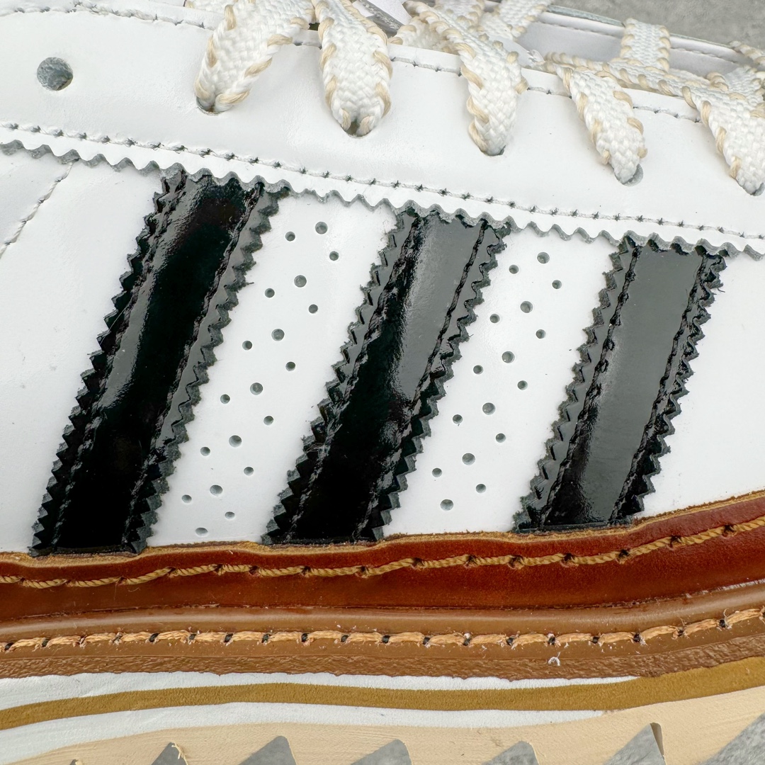 图片[12]-＃HP纯原 Clot x AD Original Superstar 联名圆头舒适耐磨低帮贝壳头板鞋 白棕 货号：IH3132 原鞋原档案开发 同源ZP原材 采用头层原厂平面油皮+牛皮围条 精工针车 全网独家正确私模 组合原装大底 三层组合 全新RB锯齿鞋底+高弹EVA+头层牛皮沿条 配件鞋盒同步原厂 全部遵循公司原鞋打造 2023年10月，香港潮牌Clot在纪念20周年2024年春夏时装秀推出将与Adidas再一次合作，这也是联合创始人陈冠希和Adidas在首次合作十多年后再次联手。全新合作特别之处CLOT对标志性的Adidas Superstar系列鞋款进行独特诠释。定于2024年2月23日推出Clot x Superstar “Cloud White”以云白色、核心黑色和水晶沙的时尚色调组合，采用预科生风格，配有白色皮革鞋身，饰有透气孔以增强透气性，并辅以标志性的贝壳鞋头，其他细节包括侧面的黑色三条纹、联名鞋舌标签和鞋跟标签，而且这款运动鞋采用堆叠式白色和棕褐色中底，为经典巨星增添了独特的风格，最后以奶油色凹槽橡胶外底，确保耐用性和牵引力。这个设计毫不费力地将传统与创新结合在一起。尺码：36 36.5 37.5 38 38.5 39 40 40.5 41 42 42.5 43 44 44.5 45 46-选品中心