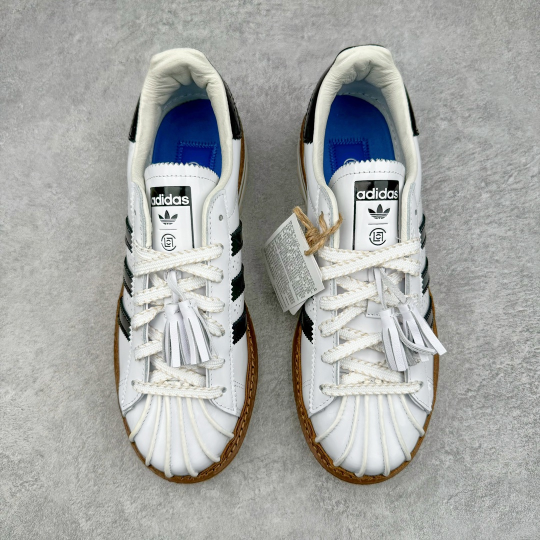 图片[2]-＃HP纯原 Clot x AD Original Superstar 联名圆头舒适耐磨低帮贝壳头板鞋 白棕 货号：IH3132 原鞋原档案开发 同源ZP原材 采用头层原厂平面油皮+牛皮围条 精工针车 全网独家正确私模 组合原装大底 三层组合 全新RB锯齿鞋底+高弹EVA+头层牛皮沿条 配件鞋盒同步原厂 全部遵循公司原鞋打造 2023年10月，香港潮牌Clot在纪念20周年2024年春夏时装秀推出将与Adidas再一次合作，这也是联合创始人陈冠希和Adidas在首次合作十多年后再次联手。全新合作特别之处CLOT对标志性的Adidas Superstar系列鞋款进行独特诠释。定于2024年2月23日推出Clot x Superstar “Cloud White”以云白色、核心黑色和水晶沙的时尚色调组合，采用预科生风格，配有白色皮革鞋身，饰有透气孔以增强透气性，并辅以标志性的贝壳鞋头，其他细节包括侧面的黑色三条纹、联名鞋舌标签和鞋跟标签，而且这款运动鞋采用堆叠式白色和棕褐色中底，为经典巨星增添了独特的风格，最后以奶油色凹槽橡胶外底，确保耐用性和牵引力。这个设计毫不费力地将传统与创新结合在一起。尺码：36 36.5 37.5 38 38.5 39 40 40.5 41 42 42.5 43 44 44.5 45 46-选品中心