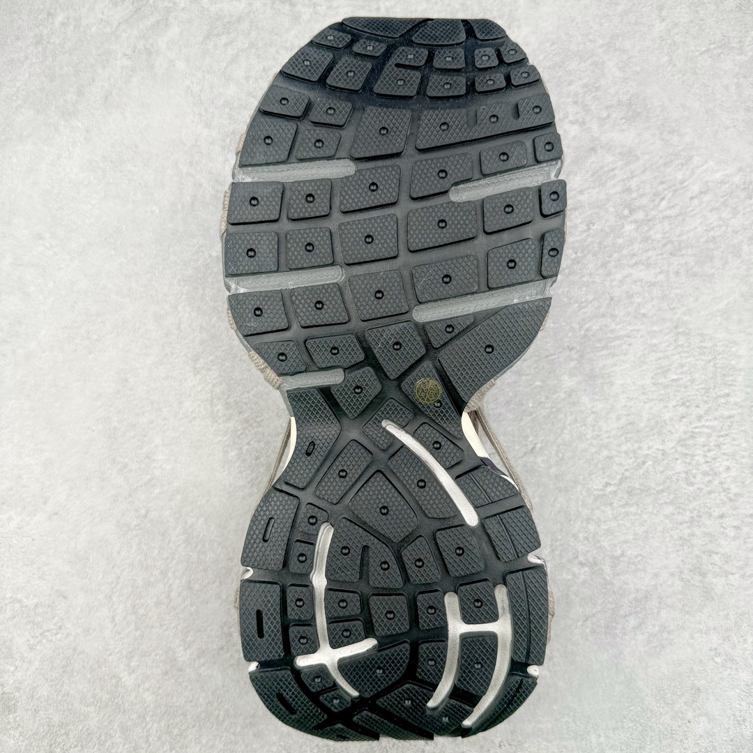 图片[9]-＃纯原 BALENCIAGA 3XL Sneakers 巴黎世家十代网布系带低帮走秀复古老爹鞋 全套原纸板楦头开发 最原汁原味的灵魂版型 全鞋荧光划线卡点 胶水把控整洁度追求极致完美 每一双都是工艺品 多重QC质检 超越公司货的品控标准 实实在在的免检产品 原盒原配 正确字体电绣 粗细、位置、大小正确 侧边TPU 透气孔匹配意产原版 正确分离大底 TPU软底 原版一致大底LOGO 立体感十足 原厂皮料水洗做旧 采购原厂网纱 不含皮革 网布材料和聚氨酯 磨损效果 鞋头边缘和后帮 Balenciaga 徽标 鞋面和后跟凸印尺码 鞋舌 3XL 橡胶品牌标识和反光细节 鞋帮拉袢和鞋舌拉祥 配反光细节 备用鞋带在鞋履前侧 可在穿着前取下 便于不同造型搭配 偏大一码 尺码：35 36 37 38 39 40 41 42 43 44 45 46-选品中心