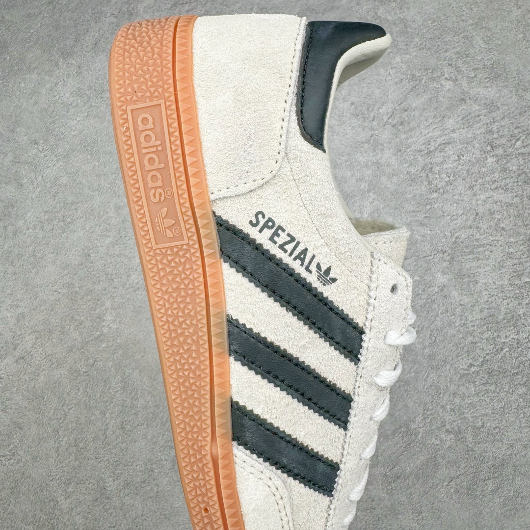 图片[6]-＃MF AD Originals Handball SPZL 手球运动员系列百搭休闲运动板鞋 IF6562 这款来自阿迪达斯的这款HANDBALL SPZL前身是一双手球运动鞋，这一次拿来复刻，所以鞋面的主要色彩选用了黑色， 鞋面外侧除了Spezial字母之外还有三叶草标志。Handball SPZL作为复古手球训练鞋与作为室内足球鞋的Samba有着异曲同工之处，但是质感更为出众的鞋身以及丰富的配色选择比起Samba来讲可以说是更胜一筹了！尺码：36 36⅔ 37⅓ 38 38⅔ 39⅓ 40 40⅔ 41⅓ 42 42⅔ 43⅓ 44 45-选品中心