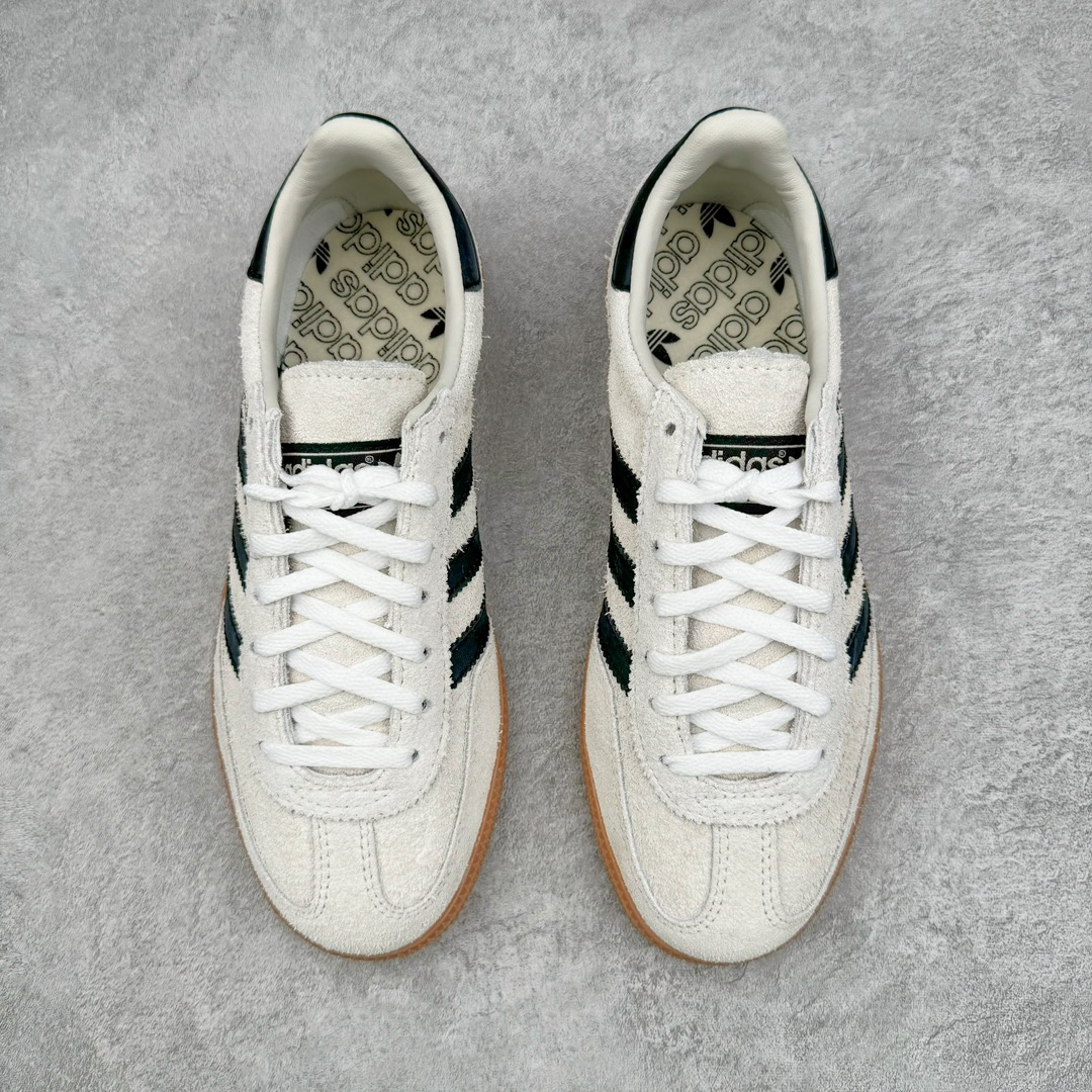 图片[2]-＃MF AD Originals Handball SPZL 手球运动员系列百搭休闲运动板鞋 IF6562 这款来自阿迪达斯的这款HANDBALL SPZL前身是一双手球运动鞋，这一次拿来复刻，所以鞋面的主要色彩选用了黑色， 鞋面外侧除了Spezial字母之外还有三叶草标志。Handball SPZL作为复古手球训练鞋与作为室内足球鞋的Samba有着异曲同工之处，但是质感更为出众的鞋身以及丰富的配色选择比起Samba来讲可以说是更胜一筹了！尺码：36 36⅔ 37⅓ 38 38⅔ 39⅓ 40 40⅔ 41⅓ 42 42⅔ 43⅓ 44 45-选品中心