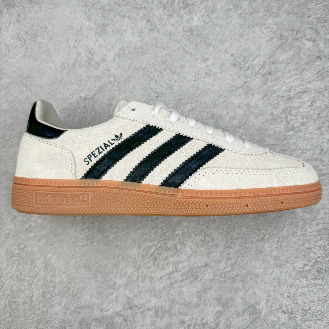 ＃MF AD Originals Handball SPZL 手球运动员系列百搭休闲运动板鞋 IF6562 这款来自阿迪达斯的这款HANDBALL SPZL前身是一双手球运动鞋，这一次拿来复刻，所以鞋面的主要色彩选用了黑色， 鞋面外侧除了Spezial字母之外还有三叶草标志。Handball SPZL作为复古手球训练鞋与作为室内足球鞋的Samba有着异曲同工之处，但是质感更为出众的鞋身以及丰富的配色选择比起Samba来讲可以说是更胜一筹了！尺码：36 36⅔ 37⅓ 38 38⅔ 39⅓ 40 40⅔ 41⅓ 42 42⅔ 43⅓ 44 45-选品中心