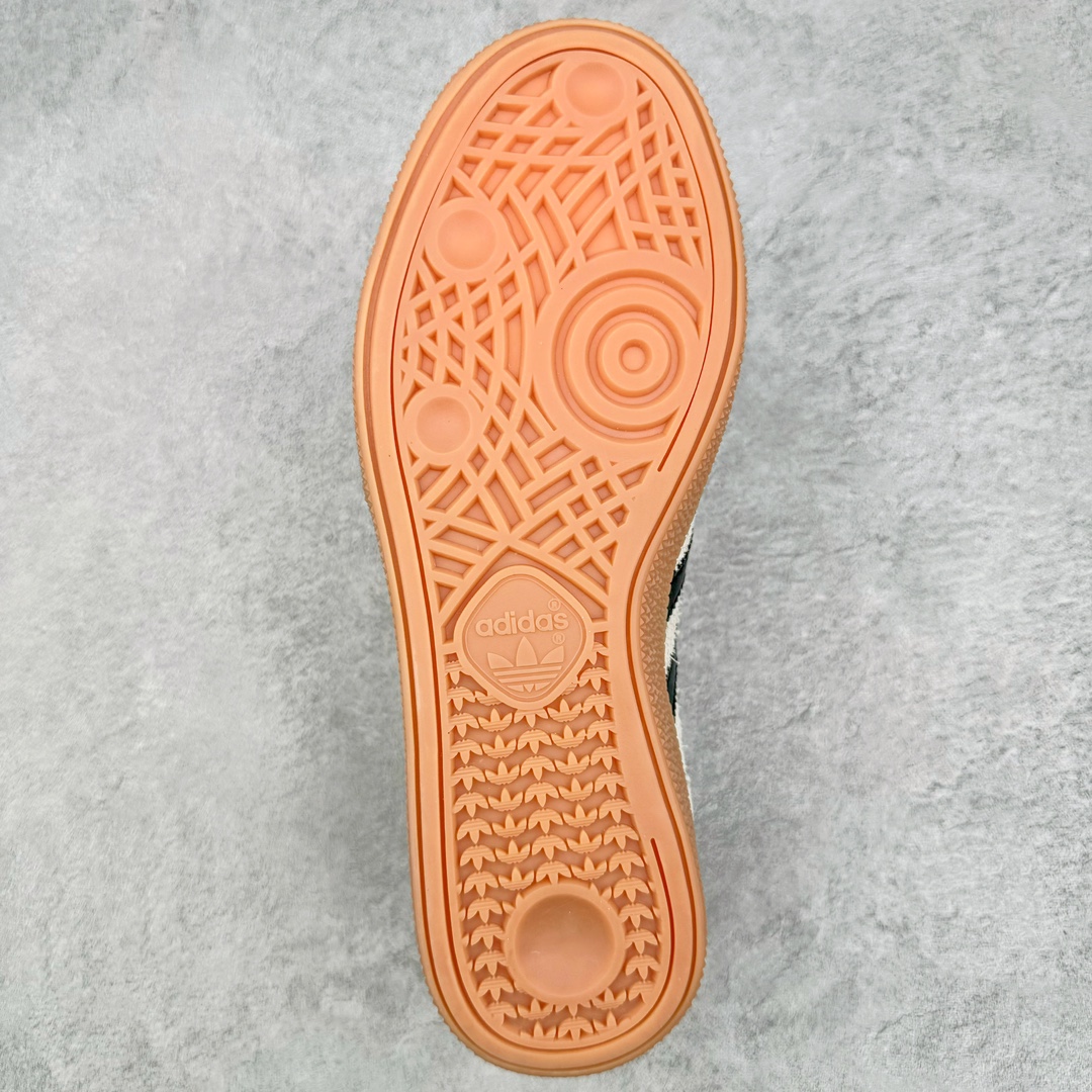 图片[9]-＃MF AD Originals Handball SPZL 手球运动员系列百搭休闲运动板鞋 IF6562 这款来自阿迪达斯的这款HANDBALL SPZL前身是一双手球运动鞋，这一次拿来复刻，所以鞋面的主要色彩选用了黑色， 鞋面外侧除了Spezial字母之外还有三叶草标志。Handball SPZL作为复古手球训练鞋与作为室内足球鞋的Samba有着异曲同工之处，但是质感更为出众的鞋身以及丰富的配色选择比起Samba来讲可以说是更胜一筹了！尺码：36 36⅔ 37⅓ 38 38⅔ 39⅓ 40 40⅔ 41⅓ 42 42⅔ 43⅓ 44 45-选品中心