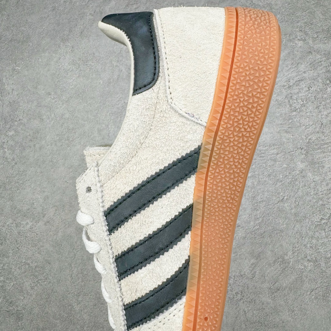 图片[7]-＃MF AD Originals Handball SPZL 手球运动员系列百搭休闲运动板鞋 IF6562 这款来自阿迪达斯的这款HANDBALL SPZL前身是一双手球运动鞋，这一次拿来复刻，所以鞋面的主要色彩选用了黑色， 鞋面外侧除了Spezial字母之外还有三叶草标志。Handball SPZL作为复古手球训练鞋与作为室内足球鞋的Samba有着异曲同工之处，但是质感更为出众的鞋身以及丰富的配色选择比起Samba来讲可以说是更胜一筹了！尺码：36 36⅔ 37⅓ 38 38⅔ 39⅓ 40 40⅔ 41⅓ 42 42⅔ 43⅓ 44 45-选品中心