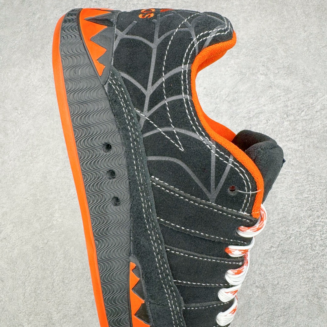 图片[6]-＃C版纯原 AD Adimatic Low 马蒂奇系列低帮复古鲨鱼面包鞋运动休闲滑板板鞋 IG4024 全套原厂楦头开版 原鞋开模 独家私模 大底一比一含胶量 大底上色一步到位油墨不跑偏 冲孔无杂质 正确翻毛皮料 裁边公整 后跟定型港宝加持 原盒原配中文标 整个鞋面由色彩艳丽的麂皮制成 搭配品牌标志性大尺寸三条纹 Logo 超宽鞋带作为鲜明特征 厚实的中底和耐用的橡胶外底为滑手们带来了良好的穿着体验 滑板运动作为都市街头运动的先驱 配色靓丽 夸张轮廓的包鞋 ADIMATIC 自然成为了优选单品 对于经典细节的充分保留 让人们的目光瞬间就能集中到这双与众不同的 Lo-Fi Style 滑板鞋上 尺码：36/45-选品中心